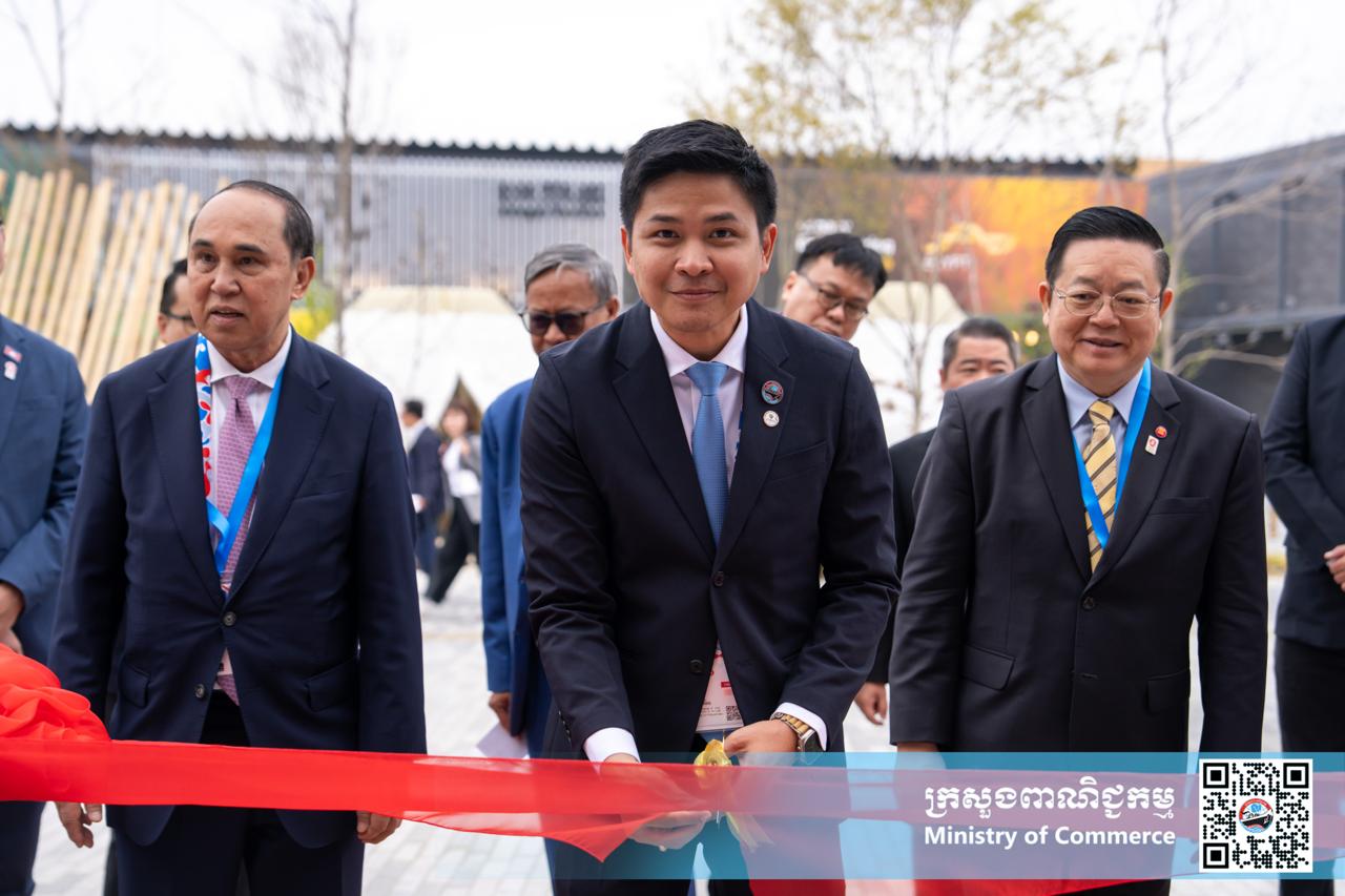 ឯកឧត្តម សំហេង បូរ៉ា រដ្ឋលេខាធិការក្រសួងពាណិជ្ជកម្ម និងជាអគ្គស្នងការរងសម្រាប់តំណាងកម្ពុជា ក្នុងពិព័រណ៍ពិភពលោក២០២៥ អូសាកា កាន់សៃ តំណាងដ៏ខ្ពង់ខ្ពស់ លោកជំទាវ ចម និម្មល រដ្ឋមន្ត្រីក្រសួងពាណិជ្ជកម្ម បានអញ្ជើញជាអធិបតីក្នុងពិធីសម្ពោធជាផ្លូវការពន្លាជាតិកម្ពុជា នៅក្នុងពិព័រណ៍ពិភពលោក២០២៥ អូសាកា កាន់សៃ ប្រទេសជប៉ុន