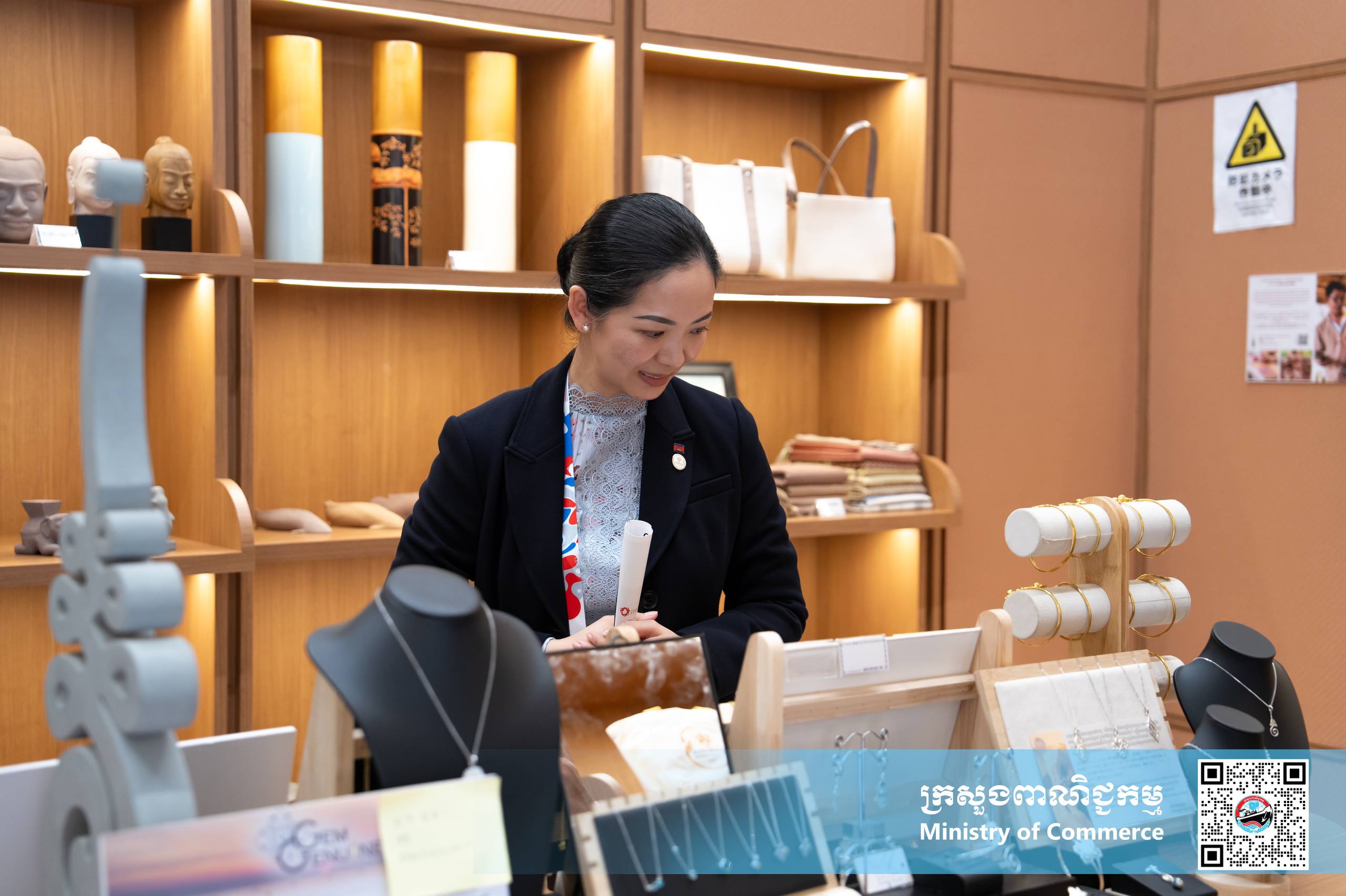 លោកជំទាវ ចម និម្មល រដ្ឋមន្ត្រីក្រសួងពាណិជ្ជកម្ម និងជាប្រធានគណៈកម្មការអន្តរក្រសួងដើម្បីរៀបចំ និងចូលរួមពិព័រណ៍ពិភពលោក និងពិព័រណ៍ពាណិជ្ជកម្មអន្តរជាតិ បានអញ្ជើញចូលទស្សនា និងត្រួតពិនិត្យវឌ្ឍនភាពការងាររបស់ពន្លាជាតិកម្ពុជា ក្នុងពិព័រណ៍ពិភពលោក២០២៥ អូសាកា កាន់សៃ ប្រទេសជប៉ុន