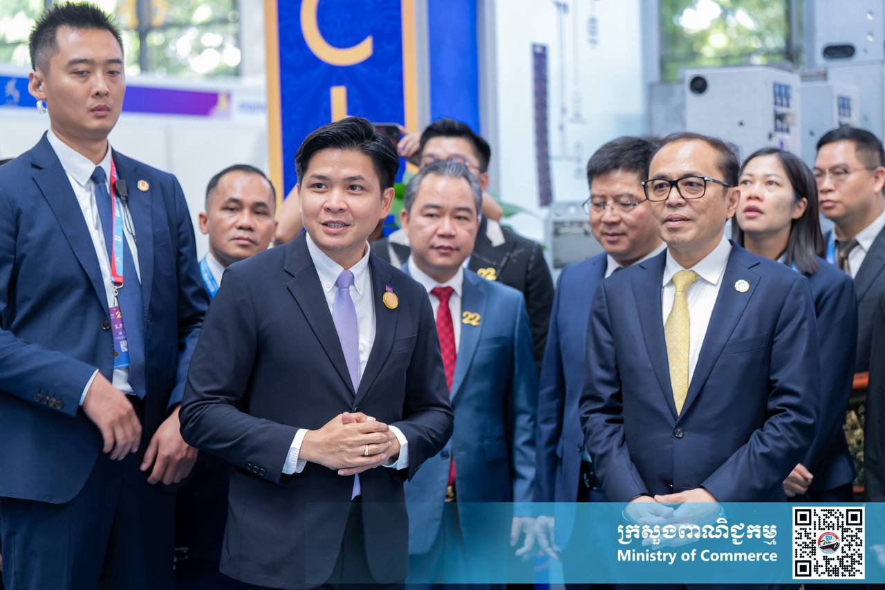 ឯកឧត្តម សំហេង បូរ៉ា រដ្ឋលេខាធិការក្រសួងពាណិជ្ជកម្ម និងជាអនុប្រធានគណៈកម្មការអន្តរក្រសួងដើម្បីរៀបចំ និងចូលរួមពិព័រណ៍ពិភពលោក និងពិព័រណ៍ពាណិជ្ជកម្មអន្តរជាតិ បានអញ្ជើញចូលរួមក្នុងពិធីសម្ពោធស្តង់ពិព័រណ៍ពាណិជ្ជកម្មរបស់កម្ពុជា នាឱកាសព្រឹត្តិការណ៍ពិព័រណ៍ចិន-អាស៊ានលើកទី២២