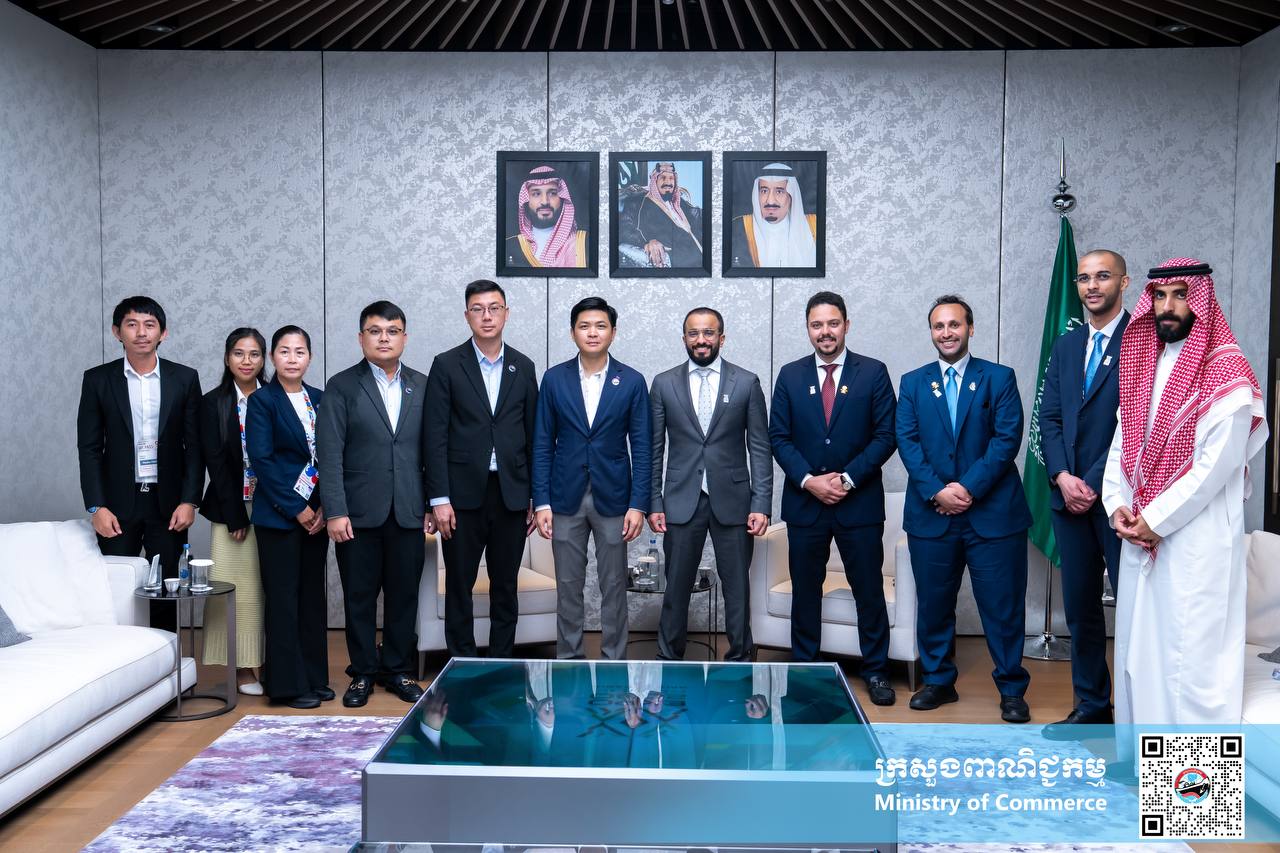 ឯកឧត្តម សំហេង បូរ៉ា រដ្ឋលេខាធិការ និងជាអគ្គស្នងការរងតំណាងកម្ពុជាសម្រាប់ពិព័រណ៍២០២៥ អូសាកា កាន់សៃ ជប៉ុន បានដឹកនាំក្រុមការងារក្រសួងពាណិជ្ជកម្ម ជួបពិភាក្សាការងារជាមួយ លោក Abdulkareem Aldueb  នាយកជាន់ខ្ពស់ នៃនាយកដ្ឋាន International Participants Country និងលោក KHALID Khayat ជា Country Manager សម្រាប់ប្រទេសកម្ពុជា នៅពន្លាជាតិប្រទេសអារ៉ាប់បីសោអូឌីត
