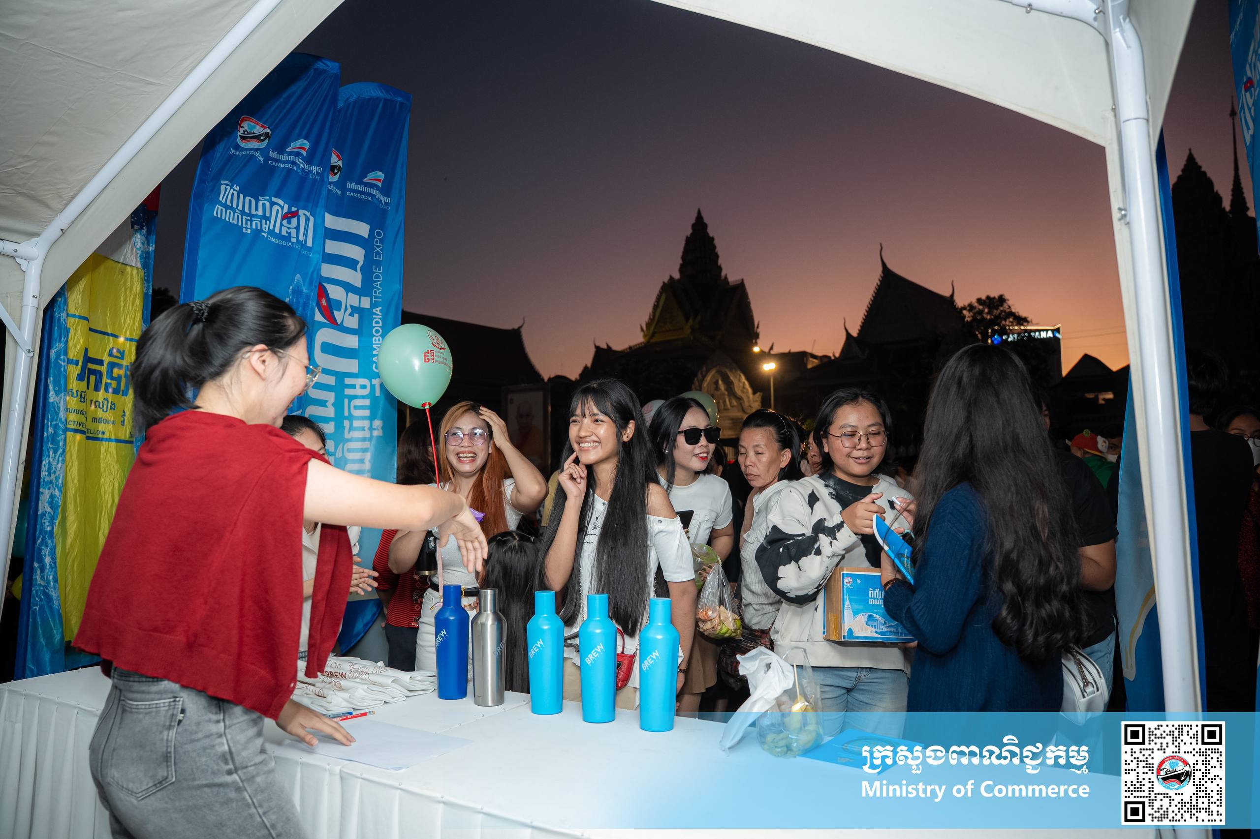 ក្រុមការងារពិព័រណ៍ពាណិជ្ជកម្មកម្ពុជា នៃក្រសួងពាណិជ្ជកម្ម បានរៀបចំស្តង់ផ្សព្វផ្សាយផ្ទាល់ស្ដីអំពីព្រឹត្តិការណ៍ ពិព័រណ៍ពាណិជ្ជកម្មកម្ពុជា លើកទី១៨ ឆ្នាំ២០២៥