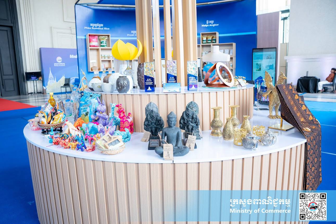 តើអ្នកដឹងទេថា មានផលិតផល/សេវាកម្មអ្វីខ្លះកំពុងដាក់បង្ហាញ/លក់ នៅក្នុងព្រឹត្តិការណ៍ពិព័រណ៍ពាណិជ្ជកម្មកម្ពុជា លើកទី១៨ នេះ?