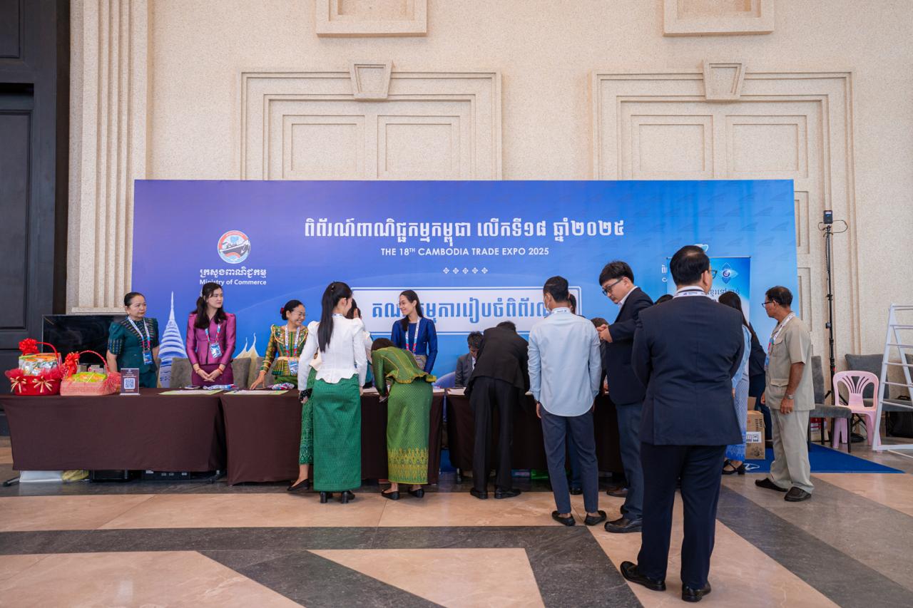 ព្រឹត្តិការណ៍ ពិព័រណ៍ពាណិជ្ជកម្មកម្ពុជា លើកទី១៨ ឆ្នាំ២០២៥ បានត្រៀមខ្លួនរួចជាស្រេចដើម្បីស្វាគមន៍វត្តមានរបស់ តំណាង ក្រសួង ស្ថាប័ន អង្គទូតប្រចាំនៅព្រះរាជាណាចក្រកម្ពុជា ដៃគូអភិវឌ្ឍន៍ និងវិស័យឯកជន ព្រមទាំងភ្ញៀវជាតិ និងអន្តរជាតិ ដែលនឹងមកចូលរួមក្នុងពិធីសម្ពោធ នាព្រឹកនេះ