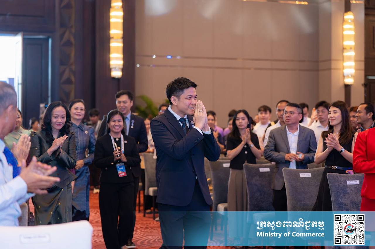 ឯកឧត្តម សំហេង បូរ៉ា រដ្ឋលេខាធិការក្រសួងពាណិជ្ជកម្ម អញ្ជើញជាអធិបតីក្នុងជំនួបពាណិជ្ជកម្ម “កាលានុវត្តភាពនៃទីផ្សារផលិតផលកម្ពុជាក្នុងយុគសម័យថ្មី” ក្នុងព្រឹត្តិការណ៍ពិព័រណ៍ពាណិជ្ជកម្មកម្ពុជា លើកទី១៨ ឆ្នាំ២០២៥