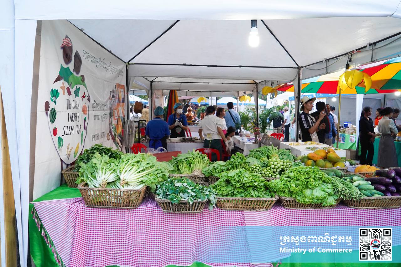 រូបភាពខ្លះៗស្ដីពីសកម្មភាពរបស់បងប្អូនអាជីវករ ពាណិជ្ជករ រៀបបចំស្តង់ «ពិព័រណ៍ផលិតផលខ្មែរ និងបន្លែផ្លែឈើ លើកទី១៨» ក្រោមមូលបទ «បង្កើនតម្លៃបន្ថែមនៃអាជីវកម្មបន្លែផ្លែឈើ» នៅបរិវេណសួនហាត់ប្រាណមាត់ស្ទឹងសៀមរាប ខេត្តសៀមរាប នាព្រឹកថ្ងៃព្រហស្បត្តិ៍ ទី២៧ ខែកុម្ភៈ ឆ្នាំ២០២៥។