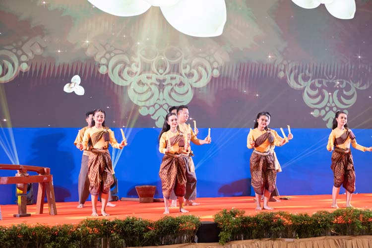 ការកម្សាន្ត និងសម្តែង