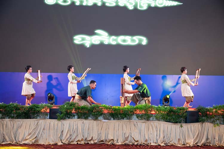 ការកម្សាន្ត និងសម្តែង