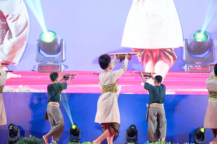 ការកម្សាន្ត និងសម្តែង