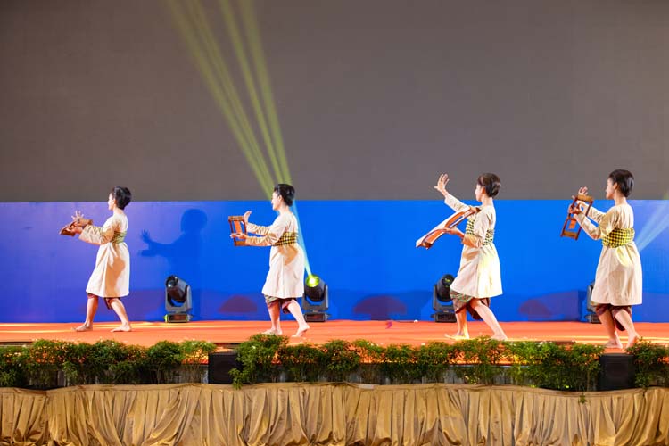 ការកម្សាន្ត និងសម្តែង