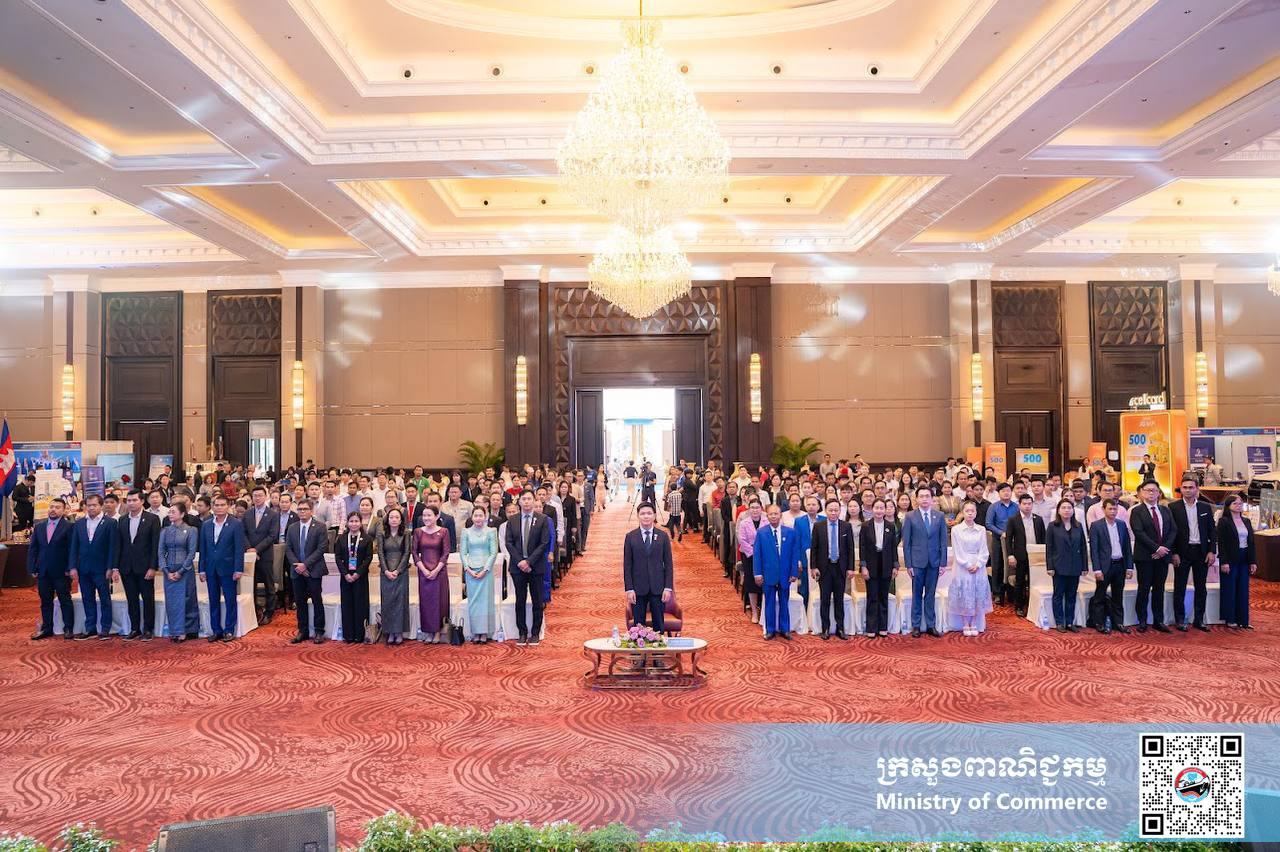 ឯកឧត្តម សំហេង បូរ៉ា រដ្ឋលេខាធិការក្រសួងពាណិជ្ជកម្ម អញ្ជើញជាអធិបតីក្នុងជំនួបពាណិជ្ជកម្ម “កាលានុវត្តភាពនៃទីផ្សារផលិតផលកម្ពុជាក្នុងយុគសម័យថ្មី” ក្នុងព្រឹត្តិការណ៍ពិព័រណ៍ពាណិជ្ជកម្មកម្ពុជា លើកទី១៨ ឆ្នាំ២០២៥