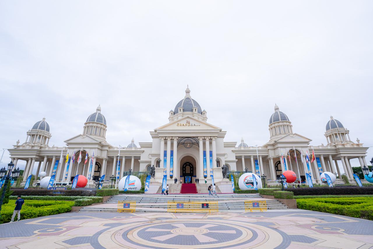 ព្រឹត្តិការណ៍ ពិព័រណ៍ពាណិជ្ជកម្មកម្ពុជា លើកទី១៨ ឆ្នាំ២០២៥ បានត្រៀមខ្លួនរួចជាស្រេចដើម្បីស្វាគមន៍វត្តមានរបស់ តំណាង ក្រសួង ស្ថាប័ន អង្គទូតប្រចាំនៅព្រះរាជាណាចក្រកម្ពុជា ដៃគូអភិវឌ្ឍន៍ និងវិស័យឯកជន ព្រមទាំងភ្ញៀវជាតិ និងអន្តរជាតិ ដែលនឹងមកចូលរួមក្នុងពិធីសម្ពោធ នាព្រឹកនេះ