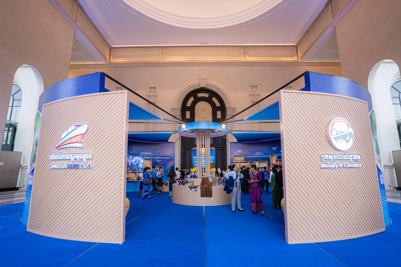 ព្រឹត្តិការណ៍ ពិព័រណ៍ពាណិជ្ជកម្មកម្ពុជា លើកទី១៨ ឆ្នាំ២០២៥ បានត្រៀមខ្លួនរួចជាស្រេចដើម្បីស្វាគមន៍វត្តមានរបស់ តំណាង ក្រសួង ស្ថាប័ន អង្គទូតប្រចាំនៅព្រះរាជាណាចក្រកម្ពុជា ដៃគូអភិវឌ្ឍន៍ និងវិស័យឯកជន ព្រមទាំងភ្ញៀវជាតិ និងអន្តរជាតិ ដែលនឹងមកចូលរួមក្នុងពិធីសម្ពោធ នាព្រឹកនេះ