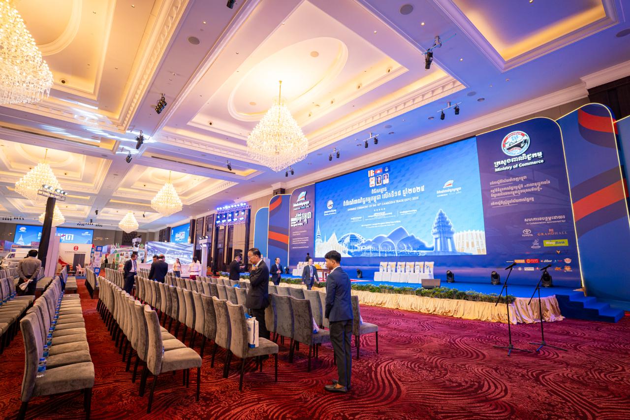ព្រឹត្តិការណ៍ ពិព័រណ៍ពាណិជ្ជកម្មកម្ពុជា លើកទី១៨ ឆ្នាំ២០២៥ បានត្រៀមខ្លួនរួចជាស្រេចដើម្បីស្វាគមន៍វត្តមានរបស់ តំណាង ក្រសួង ស្ថាប័ន អង្គទូតប្រចាំនៅព្រះរាជាណាចក្រកម្ពុជា ដៃគូអភិវឌ្ឍន៍ និងវិស័យឯកជន ព្រមទាំងភ្ញៀវជាតិ និងអន្តរជាតិ ដែលនឹងមកចូលរួមក្នុងពិធីសម្ពោធ នាព្រឹកនេះ