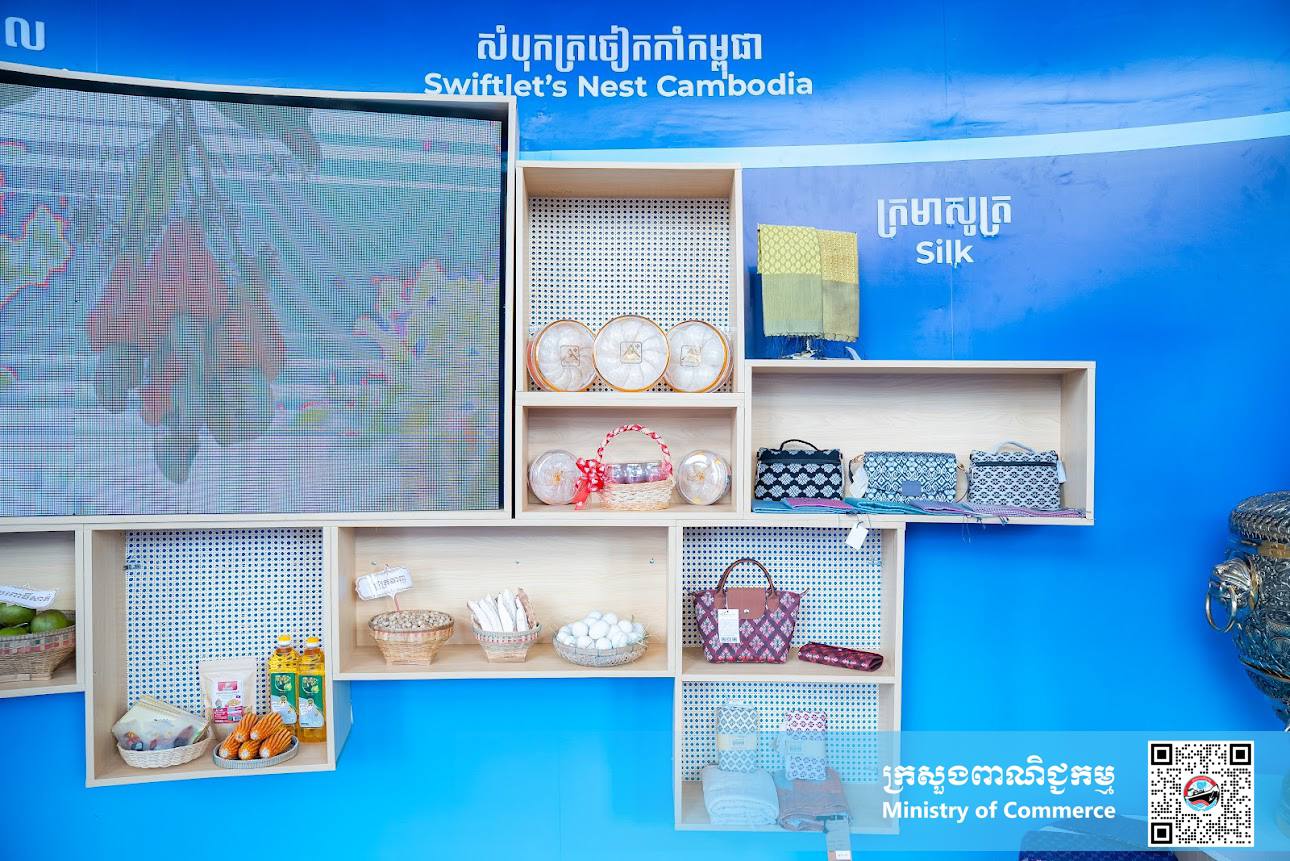 តើអ្នកដឹងទេថា មានផលិតផល/សេវាកម្មអ្វីខ្លះកំពុងដាក់បង្ហាញ/លក់ នៅក្នុងព្រឹត្តិការណ៍ពិព័រណ៍ពាណិជ្ជកម្មកម្ពុជា លើកទី១៨ នេះ?