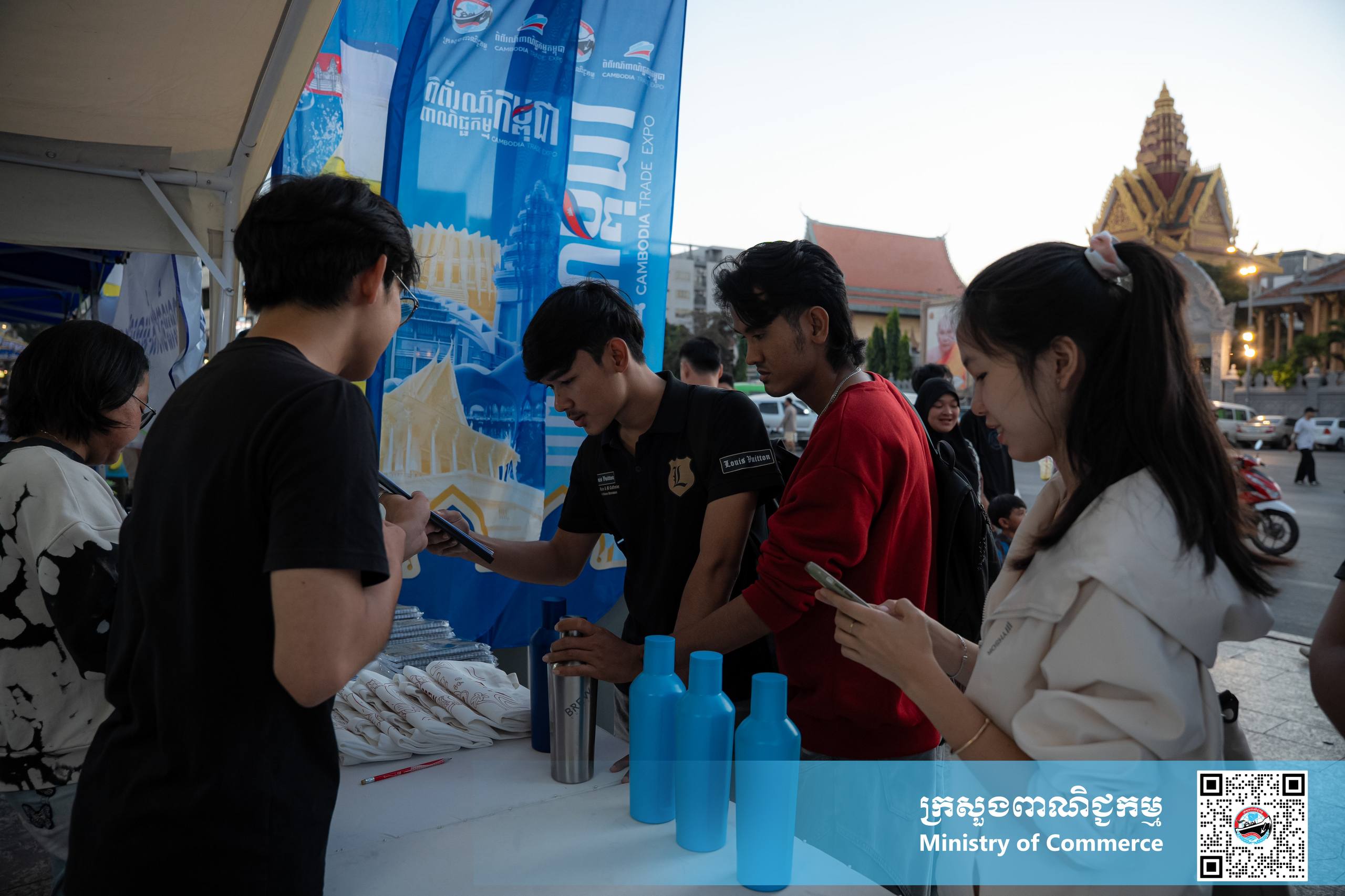 ក្រុមការងារពិព័រណ៍ពាណិជ្ជកម្មកម្ពុជា នៃក្រសួងពាណិជ្ជកម្ម បានរៀបចំស្តង់ផ្សព្វផ្សាយផ្ទាល់ស្ដីអំពីព្រឹត្តិការណ៍ ពិព័រណ៍ពាណិជ្ជកម្មកម្ពុជា លើកទី១៨ ឆ្នាំ២០២៥