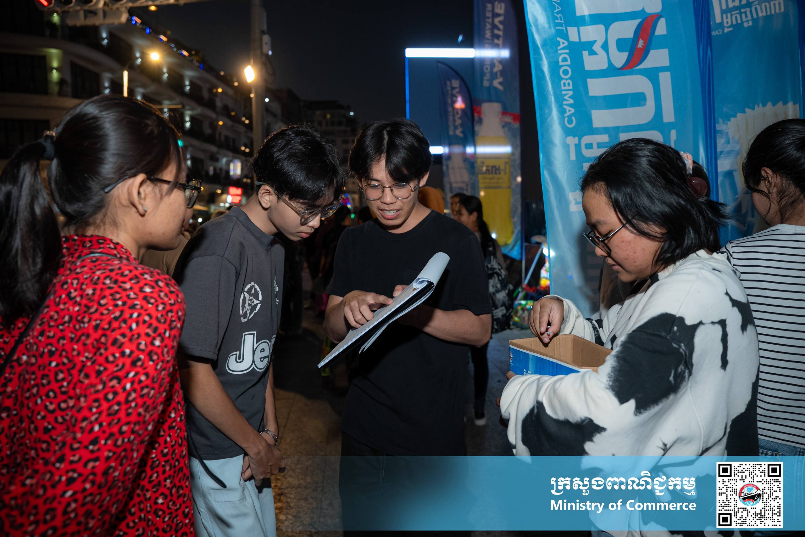 ក្រុមការងារពិព័រណ៍ពាណិជ្ជកម្មកម្ពុជា នៃក្រសួងពាណិជ្ជកម្ម បានរៀបចំស្តង់ផ្សព្វផ្សាយផ្ទាល់ស្ដីអំពីព្រឹត្តិការណ៍ ពិព័រណ៍ពាណិជ្ជកម្មកម្ពុជា លើកទី១៨ ឆ្នាំ២០២៥