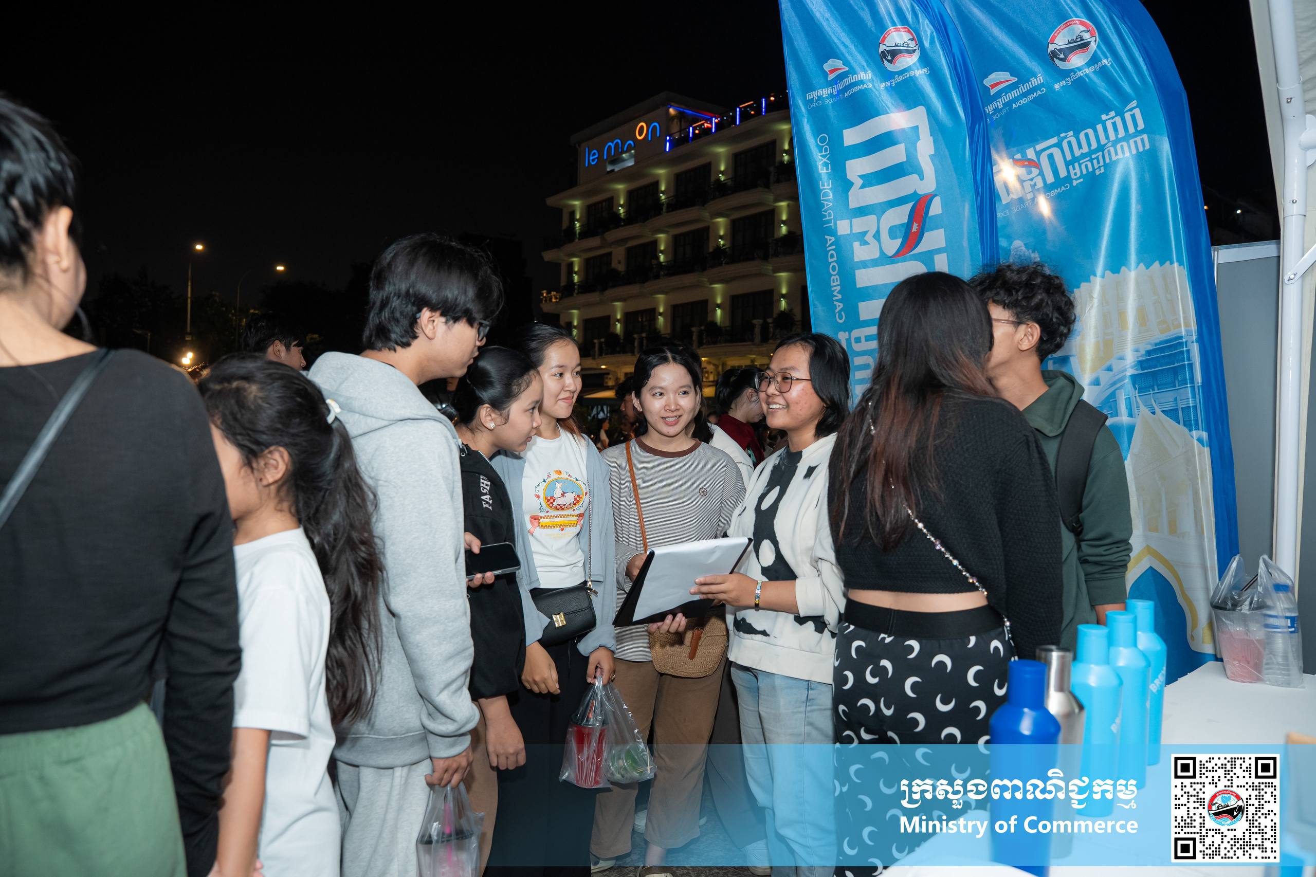 ក្រុមការងារពិព័រណ៍ពាណិជ្ជកម្មកម្ពុជា នៃក្រសួងពាណិជ្ជកម្ម បានរៀបចំស្តង់ផ្សព្វផ្សាយផ្ទាល់ស្ដីអំពីព្រឹត្តិការណ៍ ពិព័រណ៍ពាណិជ្ជកម្មកម្ពុជា លើកទី១៨ ឆ្នាំ២០២៥