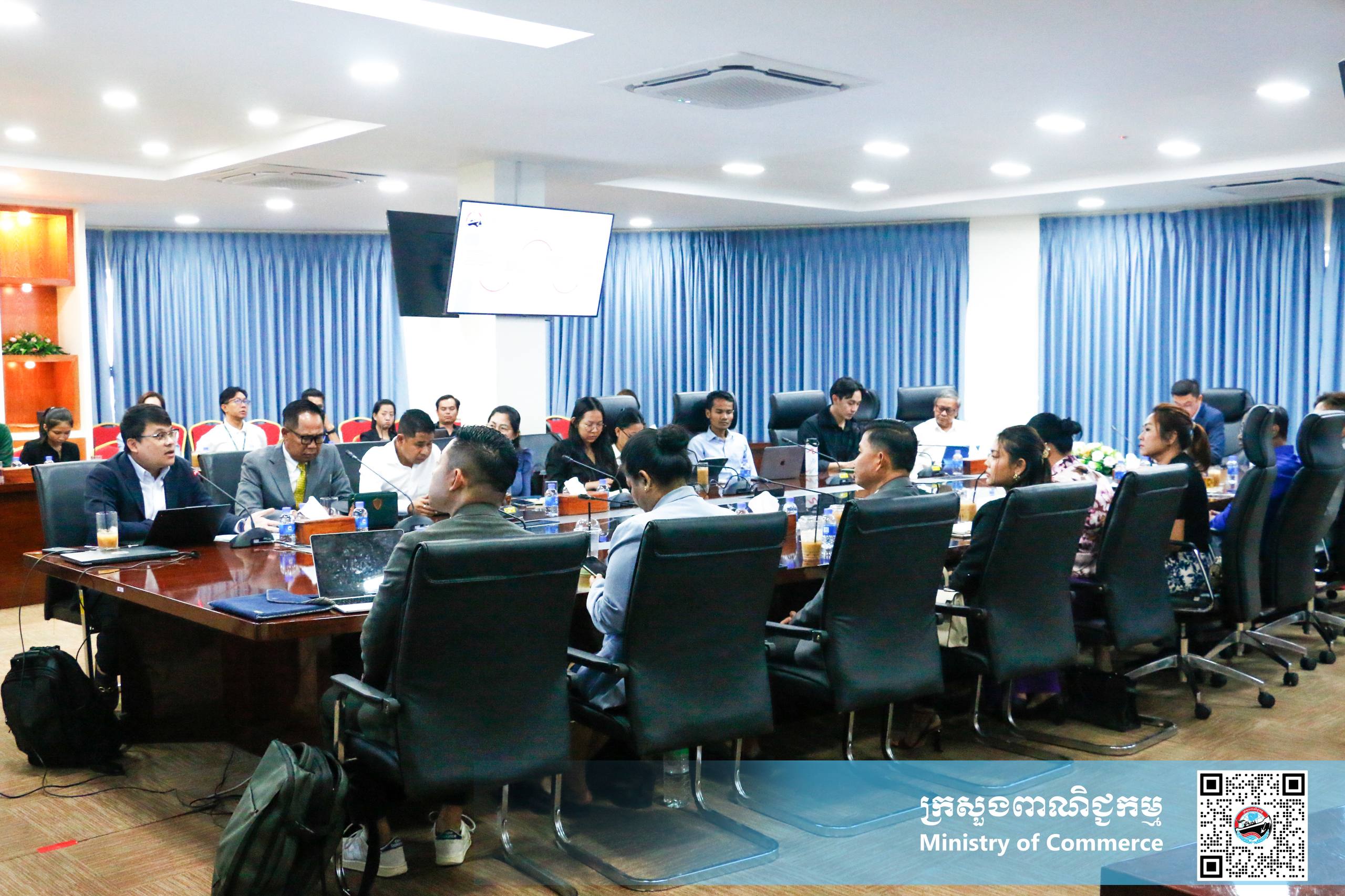 ឯកឧត្តម ទិត សីច័ន្ទលី អគ្គនាយកនៃអគ្គនាយកដ្ឋានជំរុញពាណិជ្ជកម្ម ក្រសួងពាណិជ្ជកម្ម បានដឹកនាំកិច្ចប្រជុំផ្សព្វផ្សាយ ផ្តល់ព័ត៌មានលម្អិតពីការរៀបចំពិព័រណ៍ នីតិវិធី និងលក្ខខណ្ឌតម្រូវនានា ក្នុងការចូលរួមព្រឹត្តិការណ៍ «ពិព័រណ៍ពាណិជ្ជកម្មកម្ពុជា» លើកទី១៨ ឆ្នាំ២០២៥ (The 18th Cambodia Trade Expo-CTExpo)