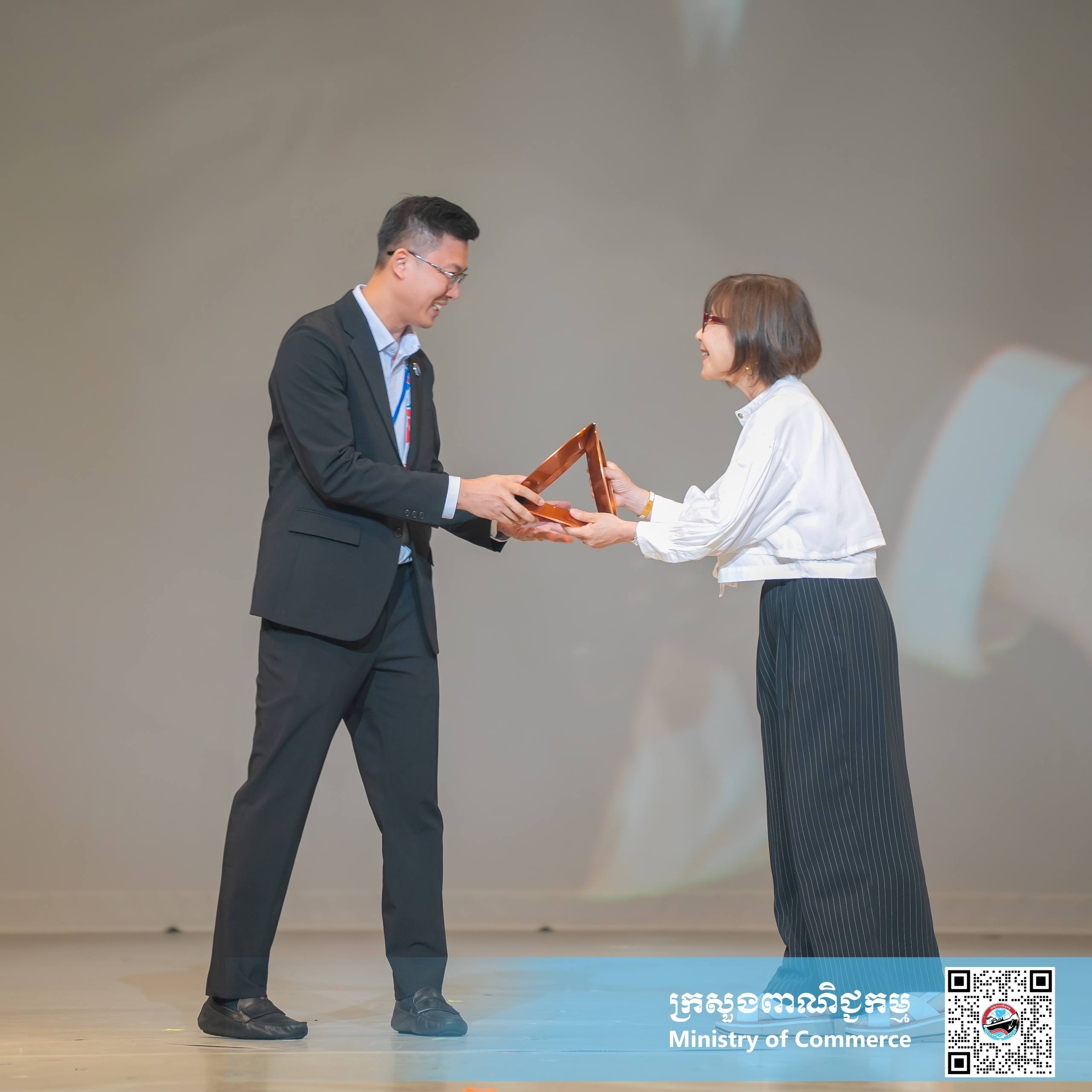 ពន្លាជាតិកម្ពុជា ទទួលបាន “ពានរង្វាន់សំរឹទ្ធ” លំដាប់ពិភពលោកផ្នែករចនាការតាំងបង្ហាញ នាព្រឹត្តិការណ៍ពិព័រណ៍ពិភពលោក ២០២៥ អូសាកា កាន់សៃ ប្រទេសជប៉ុន