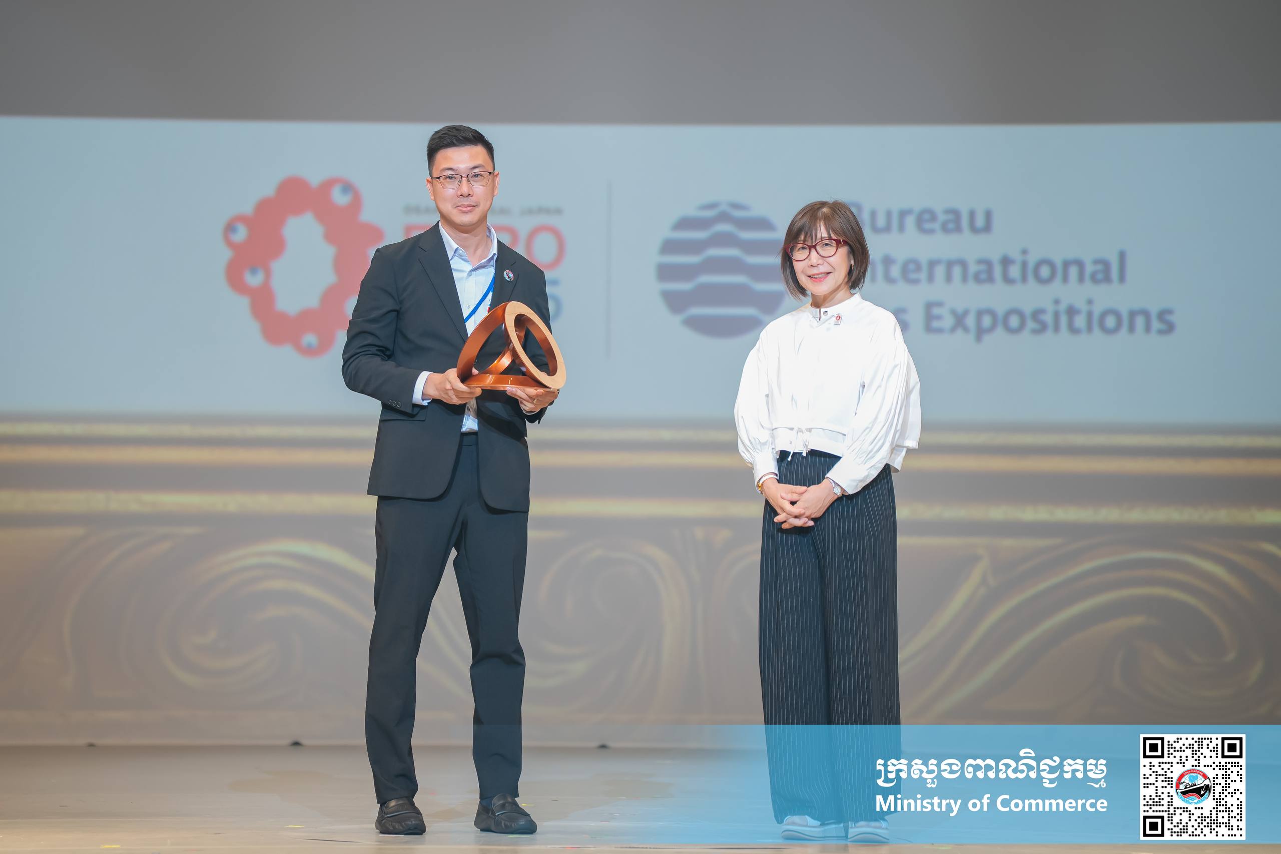 ពន្លាជាតិកម្ពុជា ទទួលបាន “ពានរង្វាន់សំរឹទ្ធ” លំដាប់ពិភពលោកផ្នែករចនាការតាំងបង្ហាញ នាព្រឹត្តិការណ៍ពិព័រណ៍ពិភពលោក ២០២៥ អូសាកា កាន់សៃ ប្រទេសជប៉ុន