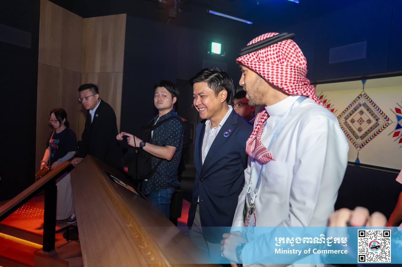 ឯកឧត្តម សំហេង បូរ៉ា រដ្ឋលេខាធិការ និងជាអគ្គស្នងការរងតំណាងកម្ពុជាសម្រាប់ពិព័រណ៍២០២៥ អូសាកា កាន់សៃ ជប៉ុន បានដឹកនាំក្រុមការងារក្រសួងពាណិជ្ជកម្ម ជួបពិភាក្សាការងារជាមួយ លោក Abdulkareem Aldueb  នាយកជាន់ខ្ពស់ នៃនាយកដ្ឋាន International Participants Country និងលោក KHALID Khayat ជា Country Manager សម្រាប់ប្រទេសកម្ពុជា នៅពន្លាជាតិប្រទេសអារ៉ាប់បីសោអូឌីត