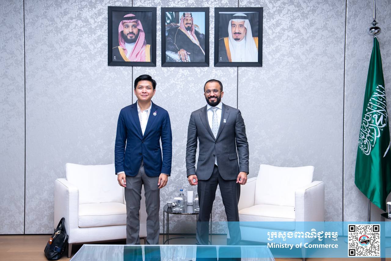 ឯកឧត្តម សំហេង បូរ៉ា រដ្ឋលេខាធិការ និងជាអគ្គស្នងការរងតំណាងកម្ពុជាសម្រាប់ពិព័រណ៍២០២៥ អូសាកា កាន់សៃ ជប៉ុន បានដឹកនាំក្រុមការងារក្រសួងពាណិជ្ជកម្ម ជួបពិភាក្សាការងារជាមួយ លោក Abdulkareem Aldueb  នាយកជាន់ខ្ពស់ នៃនាយកដ្ឋាន International Participants Country និងលោក KHALID Khayat ជា Country Manager សម្រាប់ប្រទេសកម្ពុជា នៅពន្លាជាតិប្រទេសអារ៉ាប់បីសោអូឌីត