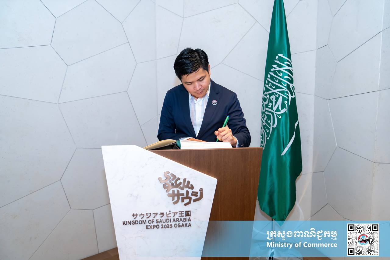 ឯកឧត្តម សំហេង បូរ៉ា រដ្ឋលេខាធិការ និងជាអគ្គស្នងការរងតំណាងកម្ពុជាសម្រាប់ពិព័រណ៍២០២៥ អូសាកា កាន់សៃ ជប៉ុន បានដឹកនាំក្រុមការងារក្រសួងពាណិជ្ជកម្ម ជួបពិភាក្សាការងារជាមួយ លោក Abdulkareem Aldueb  នាយកជាន់ខ្ពស់ នៃនាយកដ្ឋាន International Participants Country និងលោក KHALID Khayat ជា Country Manager សម្រាប់ប្រទេសកម្ពុជា នៅពន្លាជាតិប្រទេសអារ៉ាប់បីសោអូឌីត