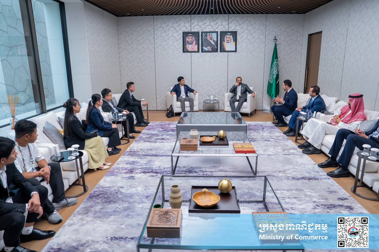 ឯកឧត្តម សំហេង បូរ៉ា រដ្ឋលេខាធិការ និងជាអគ្គស្នងការរងតំណាងកម្ពុជាសម្រាប់ពិព័រណ៍២០២៥ អូសាកា កាន់សៃ ជប៉ុន បានដឹកនាំក្រុមការងារក្រសួងពាណិជ្ជកម្ម ជួបពិភាក្សាការងារជាមួយ លោក Abdulkareem Aldueb  នាយកជាន់ខ្ពស់ នៃនាយកដ្ឋាន International Participants Country និងលោក KHALID Khayat ជា Country Manager សម្រាប់ប្រទេសកម្ពុជា នៅពន្លាជាតិប្រទេសអារ៉ាប់បីសោអូឌីត