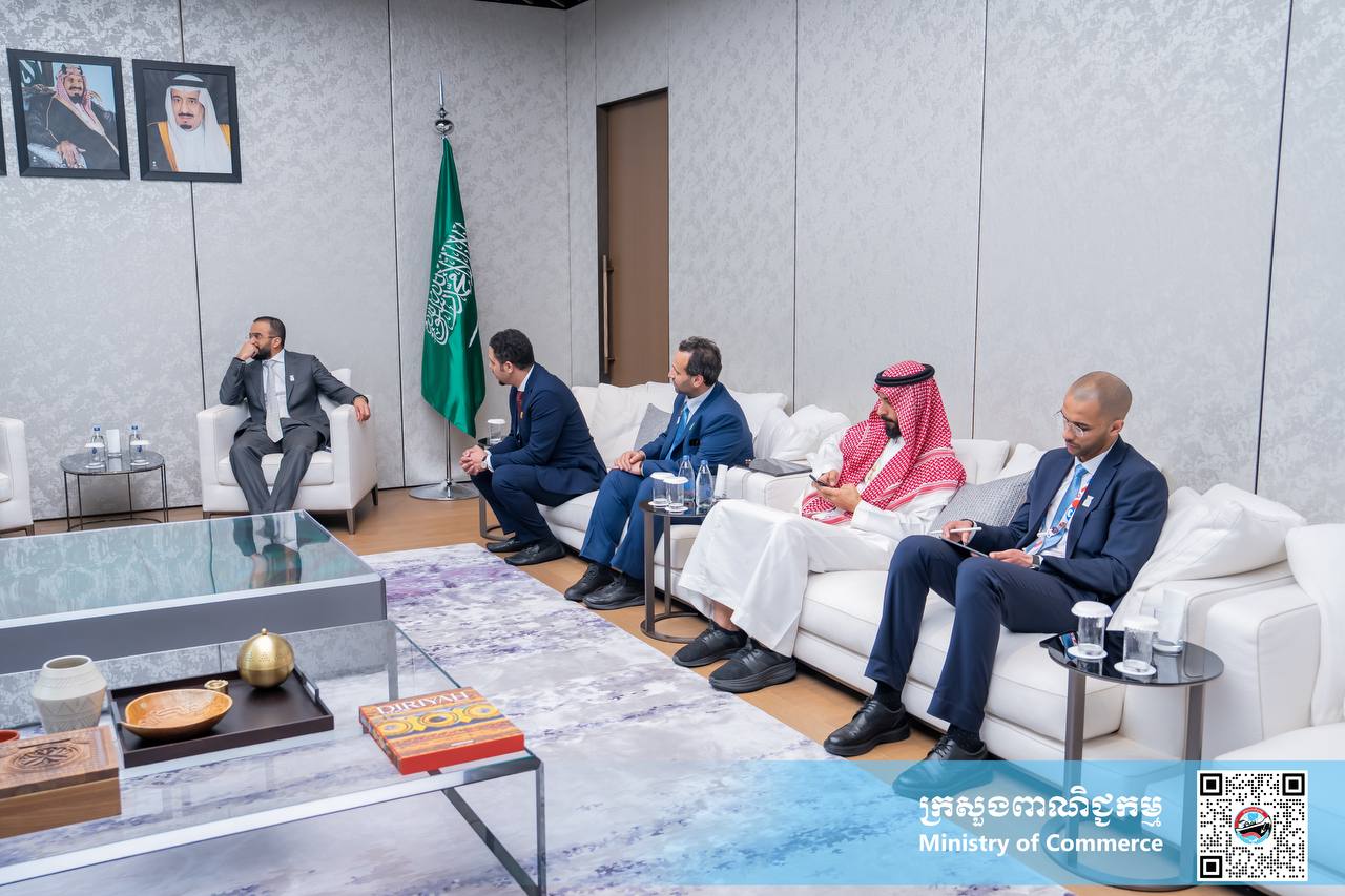 ឯកឧត្តម សំហេង បូរ៉ា រដ្ឋលេខាធិការ និងជាអគ្គស្នងការរងតំណាងកម្ពុជាសម្រាប់ពិព័រណ៍២០២៥ អូសាកា កាន់សៃ ជប៉ុន បានដឹកនាំក្រុមការងារក្រសួងពាណិជ្ជកម្ម ជួបពិភាក្សាការងារជាមួយ លោក Abdulkareem Aldueb  នាយកជាន់ខ្ពស់ នៃនាយកដ្ឋាន International Participants Country និងលោក KHALID Khayat ជា Country Manager សម្រាប់ប្រទេសកម្ពុជា នៅពន្លាជាតិប្រទេសអារ៉ាប់បីសោអូឌីត