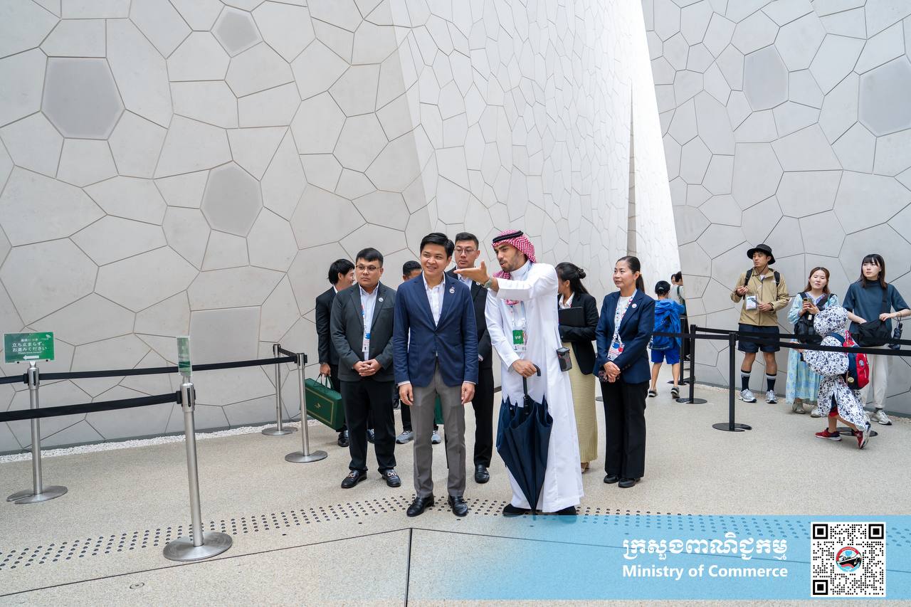 ឯកឧត្តម សំហេង បូរ៉ា រដ្ឋលេខាធិការ និងជាអគ្គស្នងការរងតំណាងកម្ពុជាសម្រាប់ពិព័រណ៍២០២៥ អូសាកា កាន់សៃ ជប៉ុន បានដឹកនាំក្រុមការងារក្រសួងពាណិជ្ជកម្ម ជួបពិភាក្សាការងារជាមួយ លោក Abdulkareem Aldueb  នាយកជាន់ខ្ពស់ នៃនាយកដ្ឋាន International Participants Country និងលោក KHALID Khayat ជា Country Manager សម្រាប់ប្រទេសកម្ពុជា នៅពន្លាជាតិប្រទេសអារ៉ាប់បីសោអូឌីត