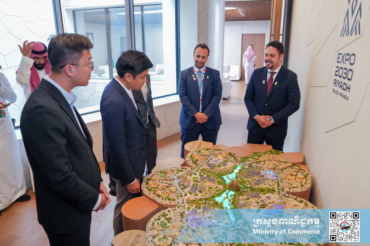 ឯកឧត្តម សំហេង បូរ៉ា រដ្ឋលេខាធិការ និងជាអគ្គស្នងការរងតំណាងកម្ពុជាសម្រាប់ពិព័រណ៍២០២៥ អូសាកា កាន់សៃ ជប៉ុន បានដឹកនាំក្រុមការងារក្រសួងពាណិជ្ជកម្ម ជួបពិភាក្សាការងារជាមួយ លោក Abdulkareem Aldueb  នាយកជាន់ខ្ពស់ នៃនាយកដ្ឋាន International Participants Country និងលោក KHALID Khayat ជា Country Manager សម្រាប់ប្រទេសកម្ពុជា នៅពន្លាជាតិប្រទេសអារ៉ាប់បីសោអូឌីត