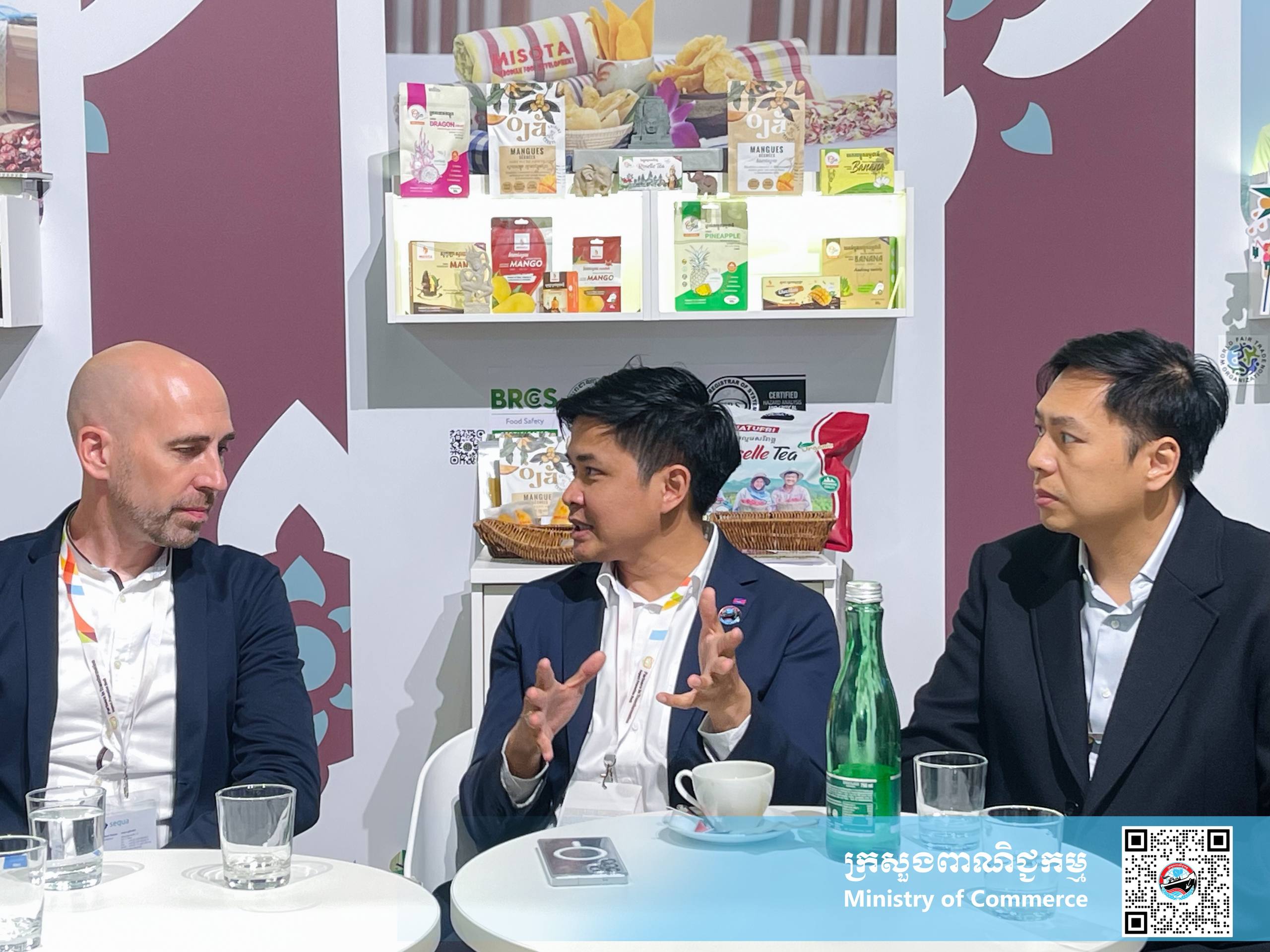 ឯកឧត្តម សំហេង បូរ៉ា រដ្ឋលេខាធិការក្រសួងពាណិជ្ជកម្ម និងជាប្រធានក្រុមការងារជំរុញការនាំចេញ ជាមួយឯកឧត្តម ណាំ លីណាល់ និងលោកជំទាវ សុមេធ សុមនា អនុរដ្ឋលេខាធិការ បានជួបពិភាក្សាការងារជាមួយ Dr. Doktor René Vossen នាយកទូទៅនៃអង្គភាព sequa gGmbH និងលោកស្រី Doktor Julia Bellinghausen ប្រធានគម្រោង Import Promotion Desk (IPD)