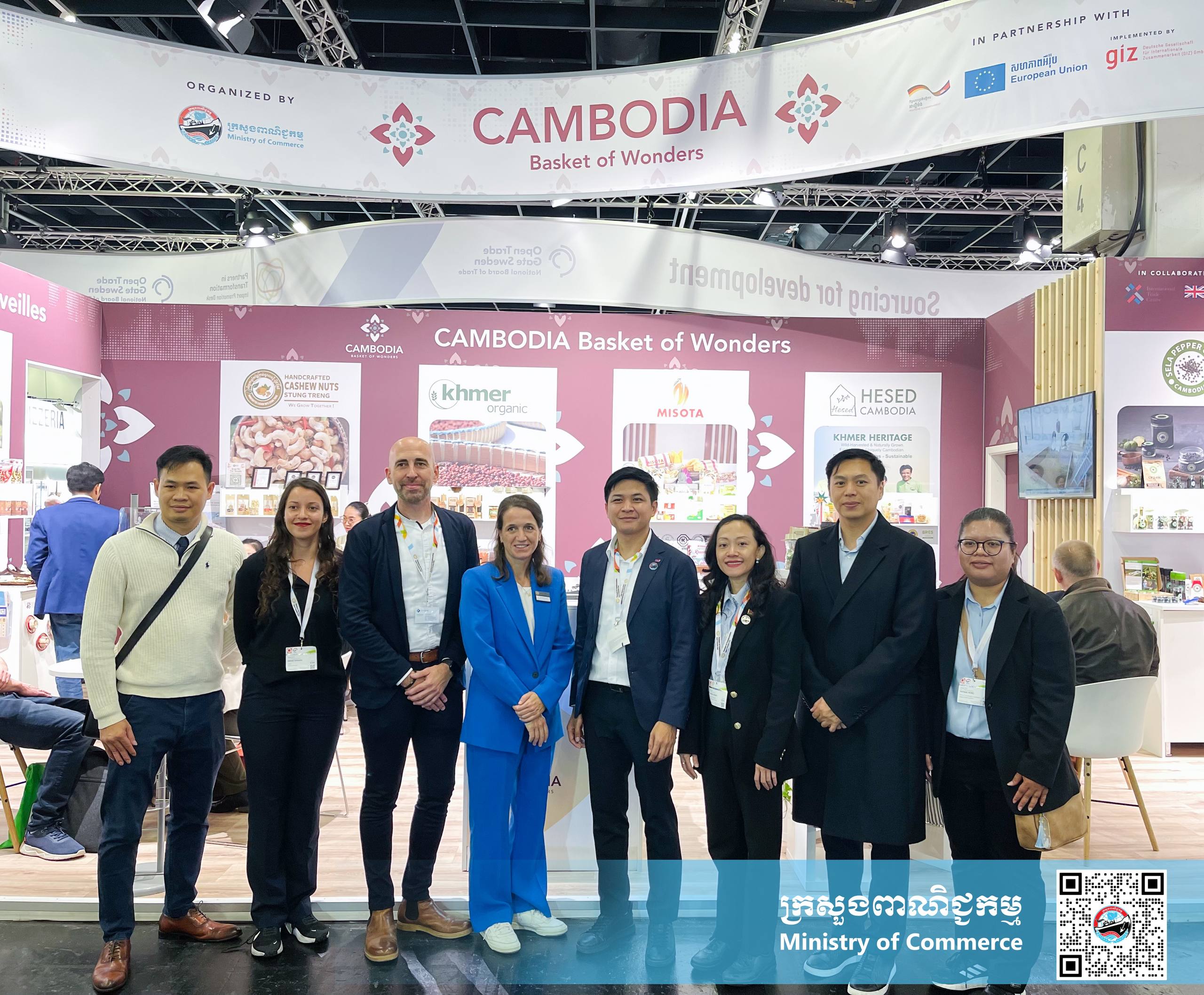 ឯកឧត្តម សំហេង បូរ៉ា រដ្ឋលេខាធិការក្រសួងពាណិជ្ជកម្ម និងជាប្រធានក្រុមការងារជំរុញការនាំចេញ ជាមួយឯកឧត្តម ណាំ លីណាល់ និងលោកជំទាវ សុមេធ សុមនា អនុរដ្ឋលេខាធិការ បានជួបពិភាក្សាការងារជាមួយ Dr. Doktor René Vossen នាយកទូទៅនៃអង្គភាព sequa gGmbH និងលោកស្រី Doktor Julia Bellinghausen ប្រធានគម្រោង Import Promotion Desk (IPD)