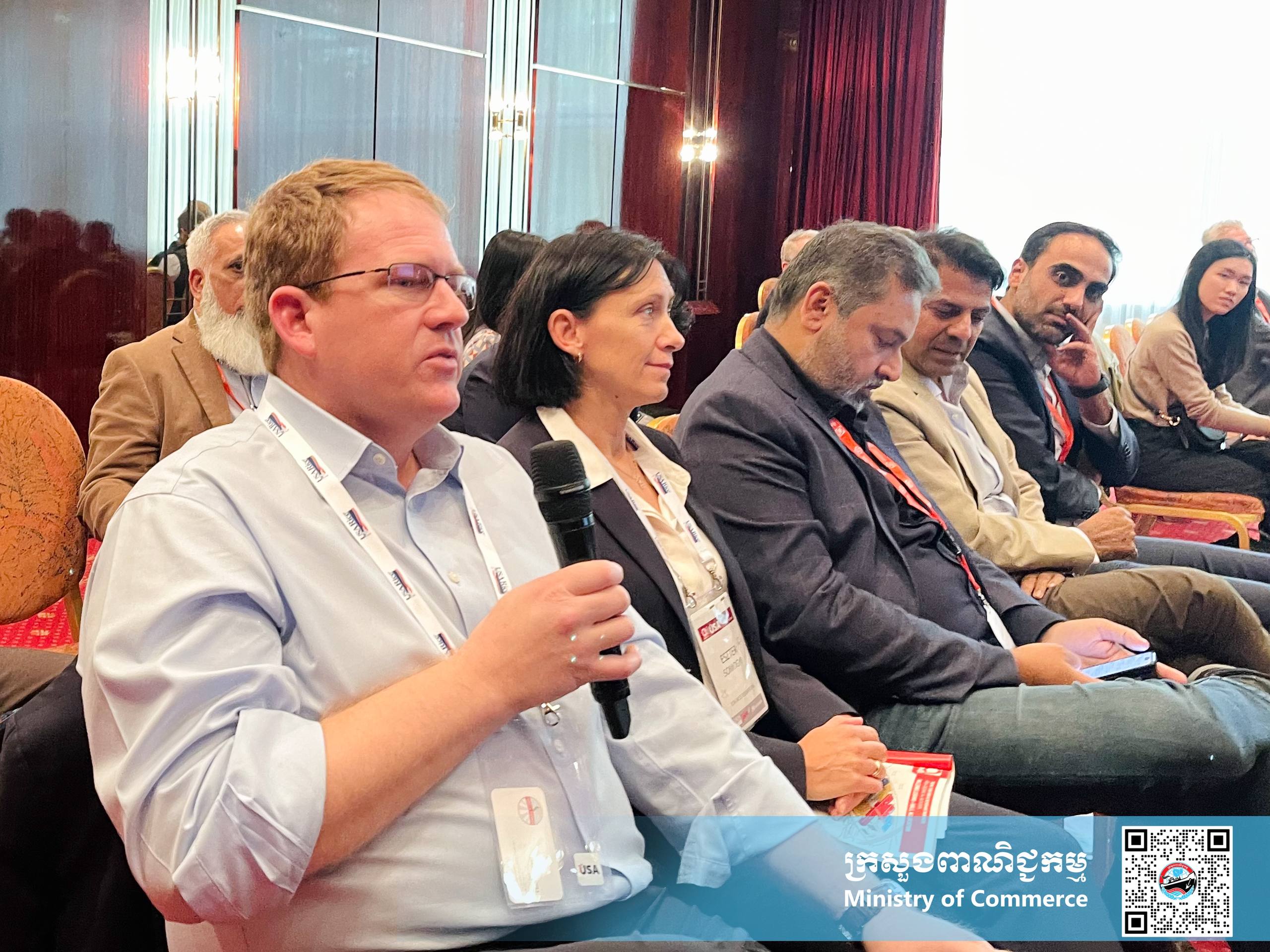 ឯកឧត្តម សំហេង បូរ៉ា រដ្ឋលេខាធិការក្រសួងពាណិជ្ជកម្ម និងជាប្រធានក្រុមការងារជំរុញការនាំចេញ ជាមួយឯកឧត្តម ណាំ លីណាល់ និងលោកជំទាវ សុមេធ សុមនា អនុរដ្ឋលេខាធិការ បានជួបពិភាក្សាការងារជាមួយ Dr. Doktor René Vossen នាយកទូទៅនៃអង្គភាព sequa gGmbH និងលោកស្រី Doktor Julia Bellinghausen ប្រធានគម្រោង Import Promotion Desk (IPD)