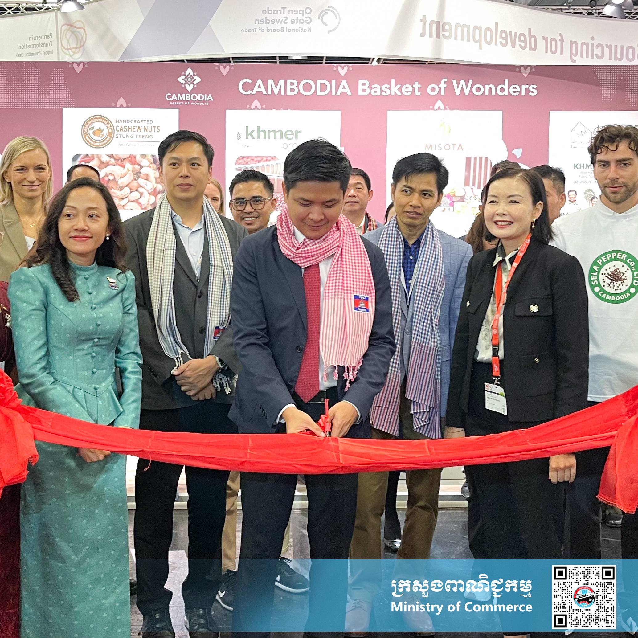 ឯកឧត្តម សំហេង បូរ៉ា រដ្ឋលេខាធិការ នៃក្រសួងពាណិជ្ជកម្ម បានដឹកនាំគណៈប្រតិភូសម្ពោធពន្លាជាតិកម្ពុជា ជាលើកដំបូង ក្នុងព្រឹត្តិការណ៍ពិព័រណ៍ម្ហូបអាហារ និងភេសជ្ជៈដ៏ធំលំដាប់ពិភពលោក ANUGA 2025 នៅទីក្រុងខឹឡូញ ប្រទេសអាល្លឺម៉ង់ក្រោមកិច្ចសហការជាមួយ ទីភ្នាក់ងារអាល្លឺម៉ង់សម្រាប់កិច្ចសហប្រតិបត្តិការអន្តរជាតិ (GIZ) តាមរយៈការគាំទ្ររបស់ប្រទេសអាល្លឺម៉ង់ និងសហភាពអឺរ៉ុប