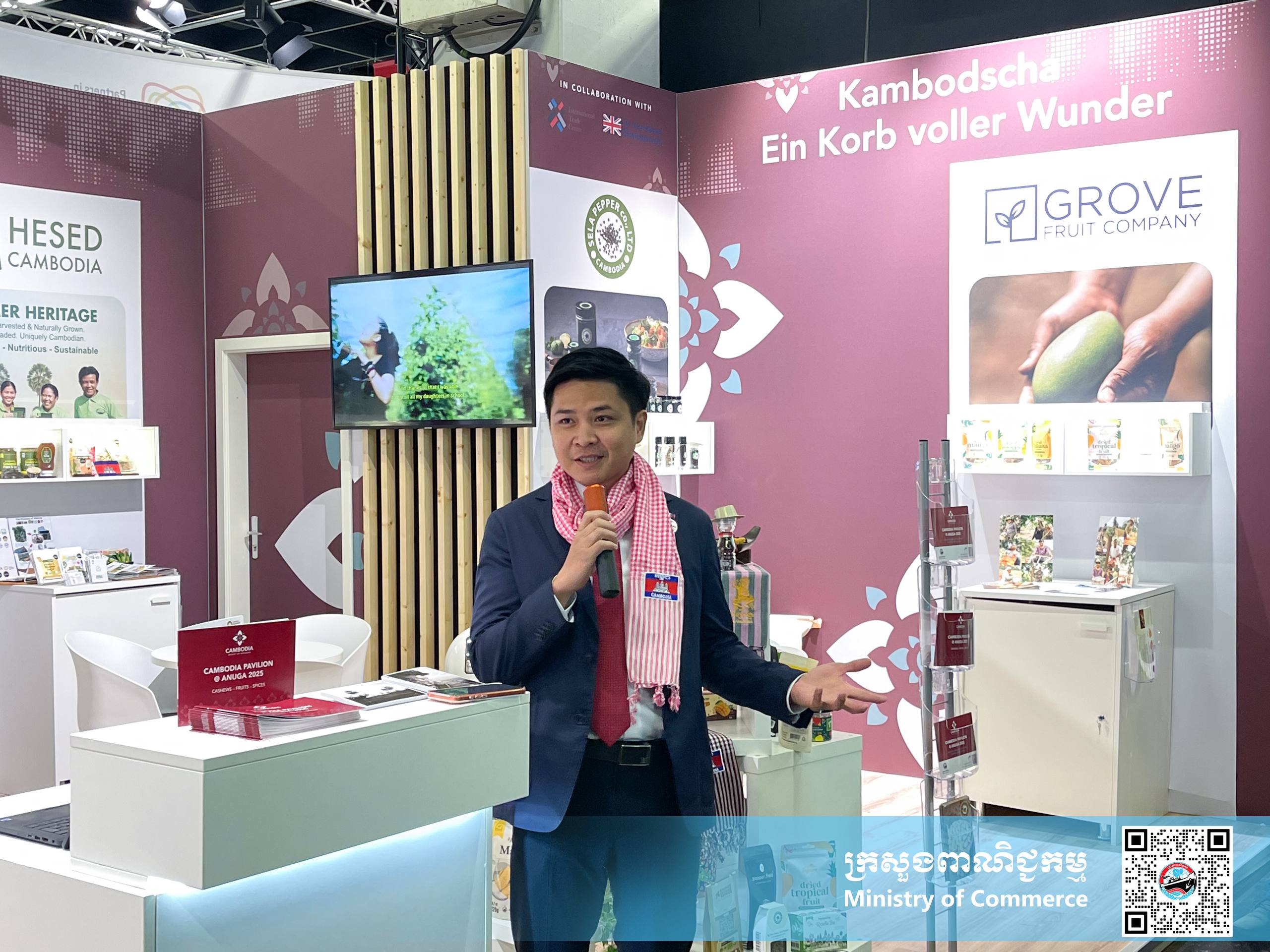 ឯកឧត្តម សំហេង បូរ៉ា រដ្ឋលេខាធិការ នៃក្រសួងពាណិជ្ជកម្ម បានដឹកនាំគណៈប្រតិភូសម្ពោធពន្លាជាតិកម្ពុជា ជាលើកដំបូង ក្នុងព្រឹត្តិការណ៍ពិព័រណ៍ម្ហូបអាហារ និងភេសជ្ជៈដ៏ធំលំដាប់ពិភពលោក ANUGA 2025 នៅទីក្រុងខឹឡូញ ប្រទេសអាល្លឺម៉ង់ក្រោមកិច្ចសហការជាមួយ ទីភ្នាក់ងារអាល្លឺម៉ង់សម្រាប់កិច្ចសហប្រតិបត្តិការអន្តរជាតិ (GIZ) តាមរយៈការគាំទ្ររបស់ប្រទេសអាល្លឺម៉ង់ និងសហភាពអឺរ៉ុប