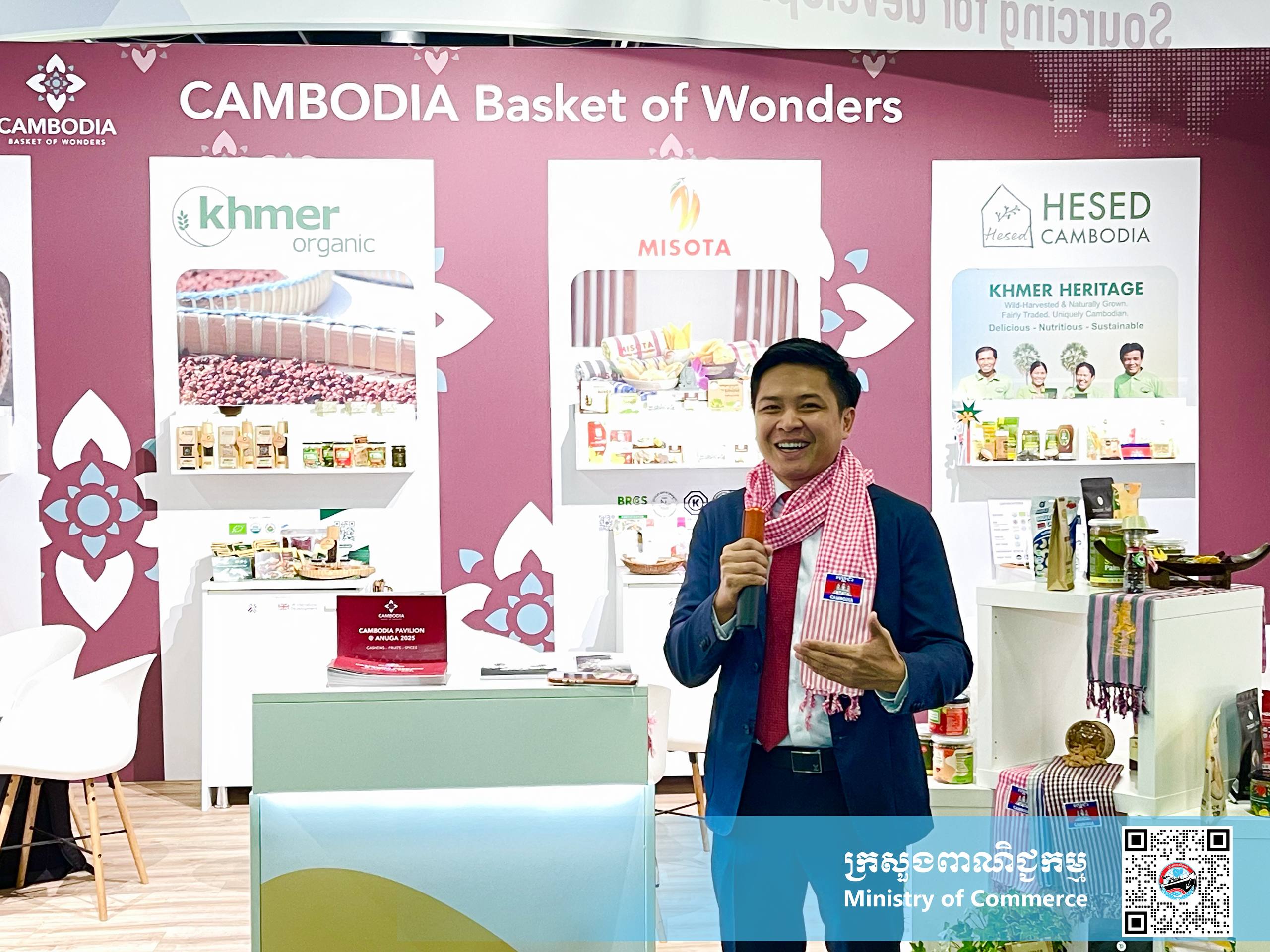 ឯកឧត្តម សំហេង បូរ៉ា រដ្ឋលេខាធិការ នៃក្រសួងពាណិជ្ជកម្ម បានដឹកនាំគណៈប្រតិភូសម្ពោធពន្លាជាតិកម្ពុជា ជាលើកដំបូង ក្នុងព្រឹត្តិការណ៍ពិព័រណ៍ម្ហូបអាហារ និងភេសជ្ជៈដ៏ធំលំដាប់ពិភពលោក ANUGA 2025 នៅទីក្រុងខឹឡូញ ប្រទេសអាល្លឺម៉ង់ក្រោមកិច្ចសហការជាមួយ ទីភ្នាក់ងារអាល្លឺម៉ង់សម្រាប់កិច្ចសហប្រតិបត្តិការអន្តរជាតិ (GIZ) តាមរយៈការគាំទ្ររបស់ប្រទេសអាល្លឺម៉ង់ និងសហភាពអឺរ៉ុប