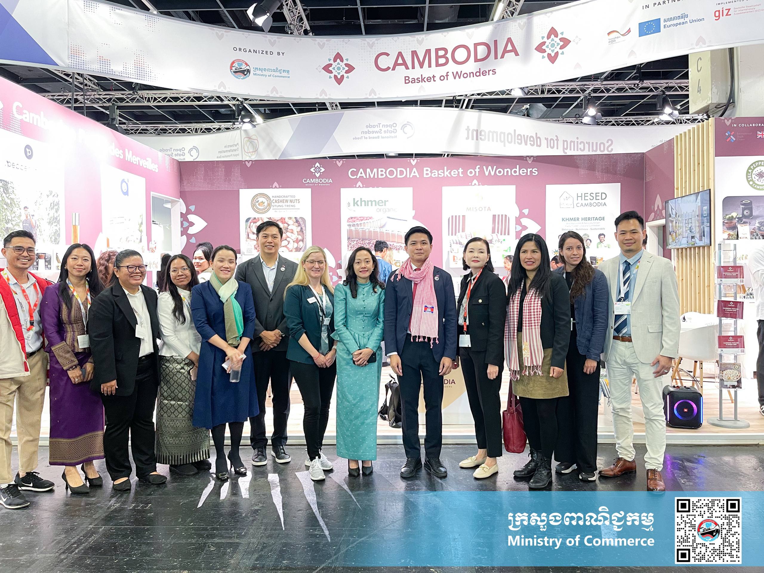 ឯកឧត្តម សំហេង បូរ៉ា រដ្ឋលេខាធិការ នៃក្រសួងពាណិជ្ជកម្ម បានដឹកនាំគណៈប្រតិភូសម្ពោធពន្លាជាតិកម្ពុជា ជាលើកដំបូង ក្នុងព្រឹត្តិការណ៍ពិព័រណ៍ម្ហូបអាហារ និងភេសជ្ជៈដ៏ធំលំដាប់ពិភពលោក ANUGA 2025 នៅទីក្រុងខឹឡូញ ប្រទេសអាល្លឺម៉ង់ក្រោមកិច្ចសហការជាមួយ ទីភ្នាក់ងារអាល្លឺម៉ង់សម្រាប់កិច្ចសហប្រតិបត្តិការអន្តរជាតិ (GIZ) តាមរយៈការគាំទ្ររបស់ប្រទេសអាល្លឺម៉ង់ និងសហភាពអឺរ៉ុប