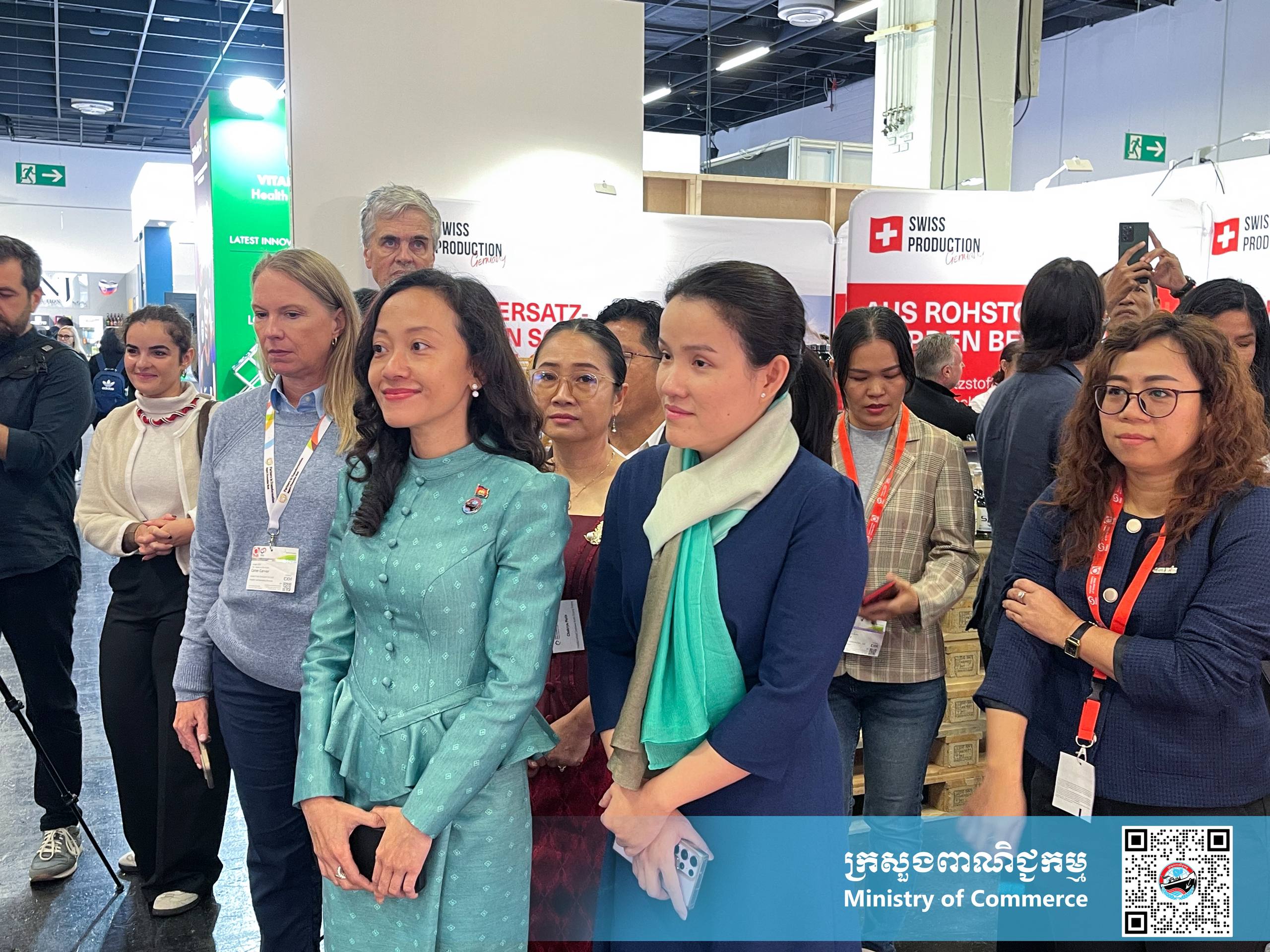 ឯកឧត្តម សំហេង បូរ៉ា រដ្ឋលេខាធិការ នៃក្រសួងពាណិជ្ជកម្ម បានដឹកនាំគណៈប្រតិភូសម្ពោធពន្លាជាតិកម្ពុជា ជាលើកដំបូង ក្នុងព្រឹត្តិការណ៍ពិព័រណ៍ម្ហូបអាហារ និងភេសជ្ជៈដ៏ធំលំដាប់ពិភពលោក ANUGA 2025 នៅទីក្រុងខឹឡូញ ប្រទេសអាល្លឺម៉ង់ក្រោមកិច្ចសហការជាមួយ ទីភ្នាក់ងារអាល្លឺម៉ង់សម្រាប់កិច្ចសហប្រតិបត្តិការអន្តរជាតិ (GIZ) តាមរយៈការគាំទ្ររបស់ប្រទេសអាល្លឺម៉ង់ និងសហភាពអឺរ៉ុប