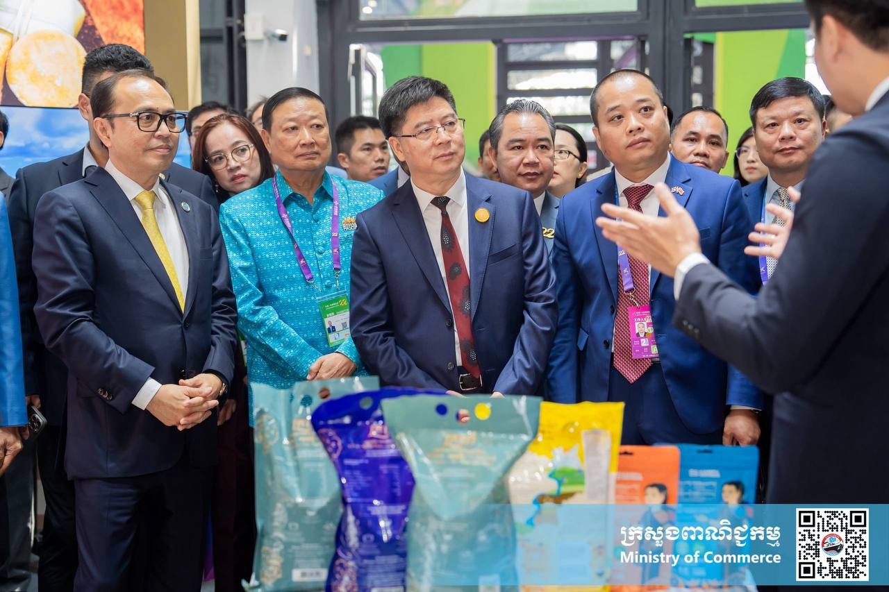 ឯកឧត្តម សំហេង បូរ៉ា រដ្ឋលេខាធិការក្រសួងពាណិជ្ជកម្ម និងជាអនុប្រធានគណៈកម្មការអន្តរក្រសួងដើម្បីរៀបចំ និងចូលរួមពិព័រណ៍ពិភពលោក និងពិព័រណ៍ពាណិជ្ជកម្មអន្តរជាតិ បានអញ្ជើញចូលរួមក្នុងពិធីសម្ពោធស្តង់ពិព័រណ៍ពាណិជ្ជកម្មរបស់កម្ពុជា នាឱកាសព្រឹត្តិការណ៍ពិព័រណ៍ចិន-អាស៊ានលើកទី២២