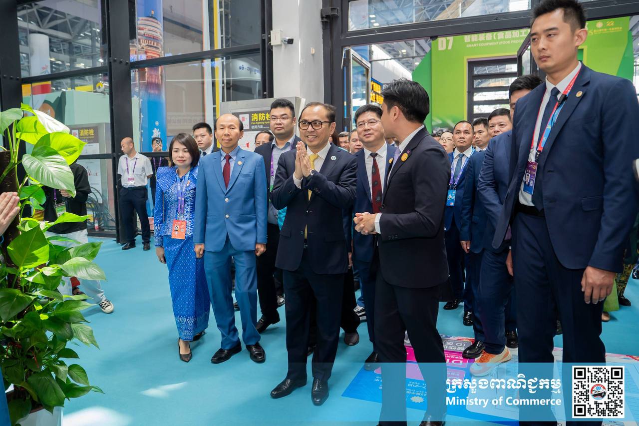 ឯកឧត្តម សំហេង បូរ៉ា រដ្ឋលេខាធិការក្រសួងពាណិជ្ជកម្ម និងជាអនុប្រធានគណៈកម្មការអន្តរក្រសួងដើម្បីរៀបចំ និងចូលរួមពិព័រណ៍ពិភពលោក និងពិព័រណ៍ពាណិជ្ជកម្មអន្តរជាតិ បានអញ្ជើញចូលរួមក្នុងពិធីសម្ពោធស្តង់ពិព័រណ៍ពាណិជ្ជកម្មរបស់កម្ពុជា នាឱកាសព្រឹត្តិការណ៍ពិព័រណ៍ចិន-អាស៊ានលើកទី២២