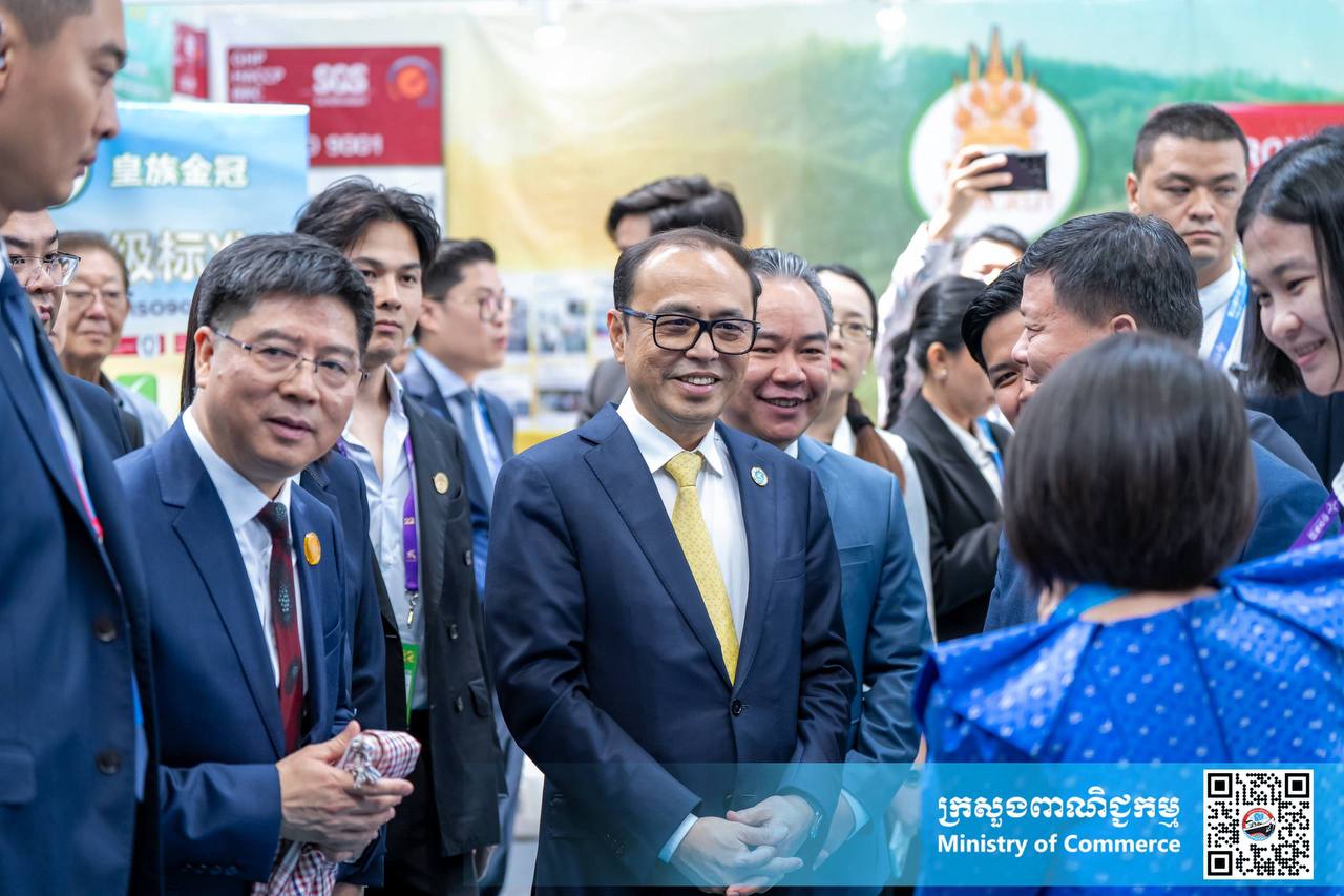 ឯកឧត្តម សំហេង បូរ៉ា រដ្ឋលេខាធិការក្រសួងពាណិជ្ជកម្ម និងជាអនុប្រធានគណៈកម្មការអន្តរក្រសួងដើម្បីរៀបចំ និងចូលរួមពិព័រណ៍ពិភពលោក និងពិព័រណ៍ពាណិជ្ជកម្មអន្តរជាតិ បានអញ្ជើញចូលរួមក្នុងពិធីសម្ពោធស្តង់ពិព័រណ៍ពាណិជ្ជកម្មរបស់កម្ពុជា នាឱកាសព្រឹត្តិការណ៍ពិព័រណ៍ចិន-អាស៊ានលើកទី២២
