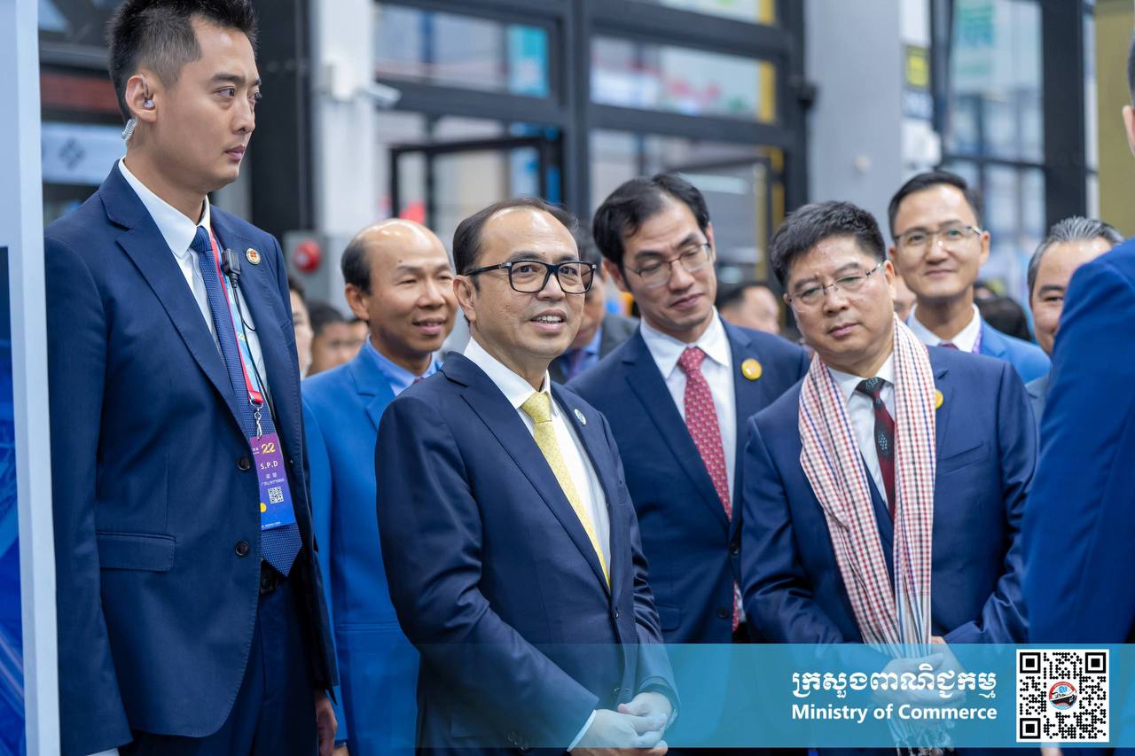 ឯកឧត្តម សំហេង បូរ៉ា រដ្ឋលេខាធិការក្រសួងពាណិជ្ជកម្ម និងជាអនុប្រធានគណៈកម្មការអន្តរក្រសួងដើម្បីរៀបចំ និងចូលរួមពិព័រណ៍ពិភពលោក និងពិព័រណ៍ពាណិជ្ជកម្មអន្តរជាតិ បានអញ្ជើញចូលរួមក្នុងពិធីសម្ពោធស្តង់ពិព័រណ៍ពាណិជ្ជកម្មរបស់កម្ពុជា នាឱកាសព្រឹត្តិការណ៍ពិព័រណ៍ចិន-អាស៊ានលើកទី២២
