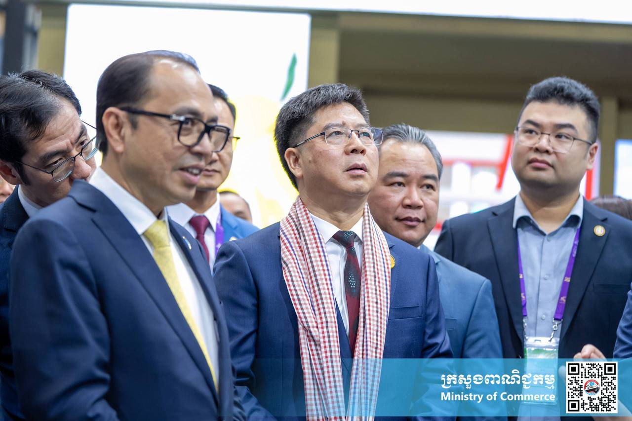 ឯកឧត្តម សំហេង បូរ៉ា រដ្ឋលេខាធិការក្រសួងពាណិជ្ជកម្ម និងជាអនុប្រធានគណៈកម្មការអន្តរក្រសួងដើម្បីរៀបចំ និងចូលរួមពិព័រណ៍ពិភពលោក និងពិព័រណ៍ពាណិជ្ជកម្មអន្តរជាតិ បានអញ្ជើញចូលរួមក្នុងពិធីសម្ពោធស្តង់ពិព័រណ៍ពាណិជ្ជកម្មរបស់កម្ពុជា នាឱកាសព្រឹត្តិការណ៍ពិព័រណ៍ចិន-អាស៊ានលើកទី២២