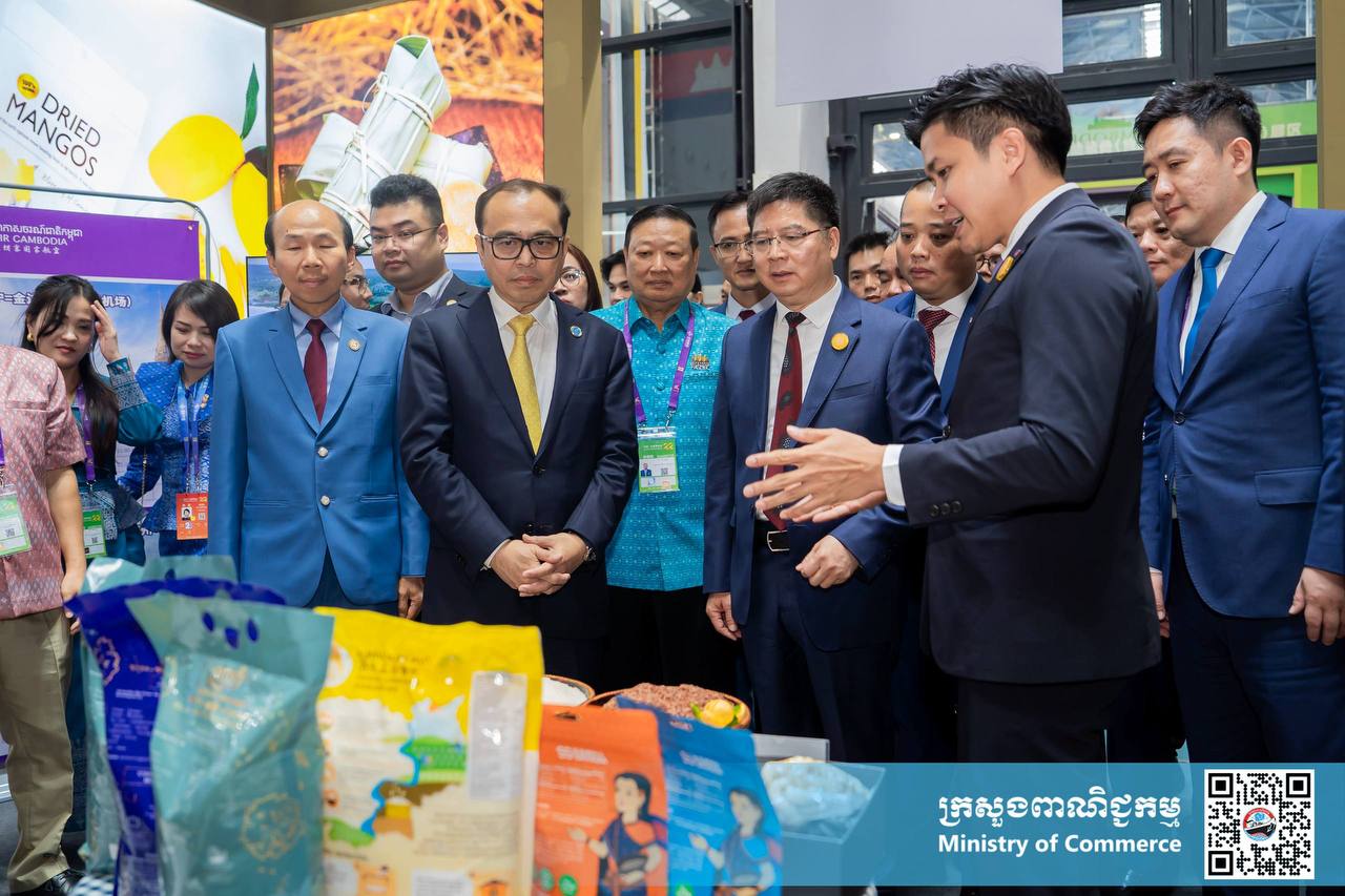 ឯកឧត្តម សំហេង បូរ៉ា រដ្ឋលេខាធិការក្រសួងពាណិជ្ជកម្ម និងជាអនុប្រធានគណៈកម្មការអន្តរក្រសួងដើម្បីរៀបចំ និងចូលរួមពិព័រណ៍ពិភពលោក និងពិព័រណ៍ពាណិជ្ជកម្មអន្តរជាតិ បានអញ្ជើញចូលរួមក្នុងពិធីសម្ពោធស្តង់ពិព័រណ៍ពាណិជ្ជកម្មរបស់កម្ពុជា នាឱកាសព្រឹត្តិការណ៍ពិព័រណ៍ចិន-អាស៊ានលើកទី២២