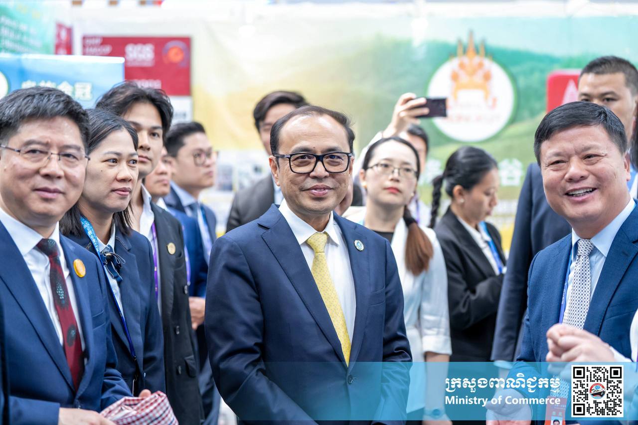 ឯកឧត្តម សំហេង បូរ៉ា រដ្ឋលេខាធិការក្រសួងពាណិជ្ជកម្ម និងជាអនុប្រធានគណៈកម្មការអន្តរក្រសួងដើម្បីរៀបចំ និងចូលរួមពិព័រណ៍ពិភពលោក និងពិព័រណ៍ពាណិជ្ជកម្មអន្តរជាតិ បានអញ្ជើញចូលរួមក្នុងពិធីសម្ពោធស្តង់ពិព័រណ៍ពាណិជ្ជកម្មរបស់កម្ពុជា នាឱកាសព្រឹត្តិការណ៍ពិព័រណ៍ចិន-អាស៊ានលើកទី២២