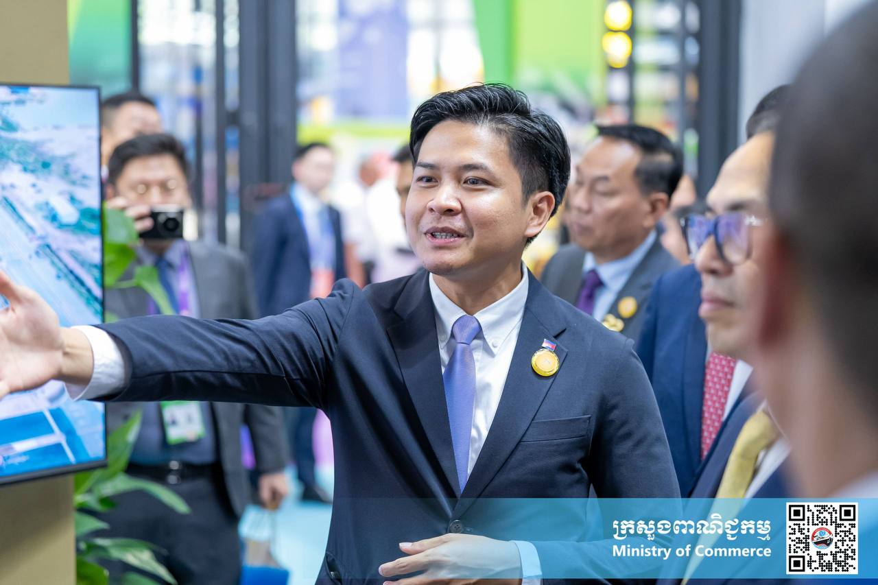 ឯកឧត្តម សំហេង បូរ៉ា រដ្ឋលេខាធិការក្រសួងពាណិជ្ជកម្ម និងជាអនុប្រធានគណៈកម្មការអន្តរក្រសួងដើម្បីរៀបចំ និងចូលរួមពិព័រណ៍ពិភពលោក និងពិព័រណ៍ពាណិជ្ជកម្មអន្តរជាតិ បានអញ្ជើញចូលរួមក្នុងពិធីសម្ពោធស្តង់ពិព័រណ៍ពាណិជ្ជកម្មរបស់កម្ពុជា នាឱកាសព្រឹត្តិការណ៍ពិព័រណ៍ចិន-អាស៊ានលើកទី២២
