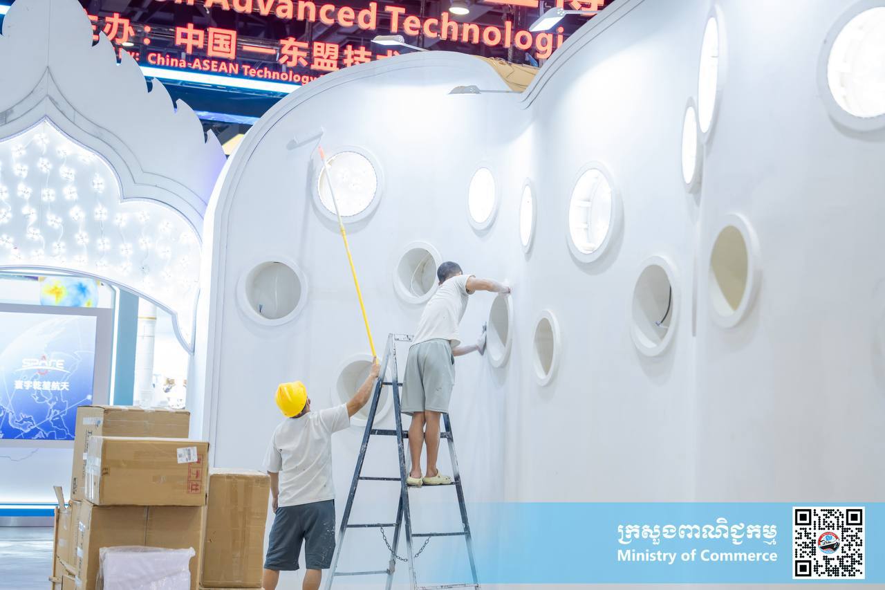 ឯកឧត្តម សំហេង បូរ៉ា រដ្ឋលេខាធិការក្រសួងពាណិជ្ជកម្ម និងជាអនុប្រធានគណៈកម្មការរៀបចំ និងចូលរួមពិព័រណ៍ពិភពលោក និងពិព័រណ៍ពាណិជ្ជកម្មអន្តរជាតិ បានដឹកនាំក្រុមការងារបច្ចេកទេសចុះពិនិត្យមើលវឌ្ឍនភាពការងារនៃការរៀបចំ និងចូលរួមពិព័រណ៍ចិន-អាស៊ានលើកទី២២ នៅមជ្ឈមណ្ឌលតាំងពិព័រណ៍ និងសន្និសីទក្រុងណាននីង តំបន់ស្វយ័តក្វាងស៊ី សាធារណរដ្ឋប្រជាមានិតចិន