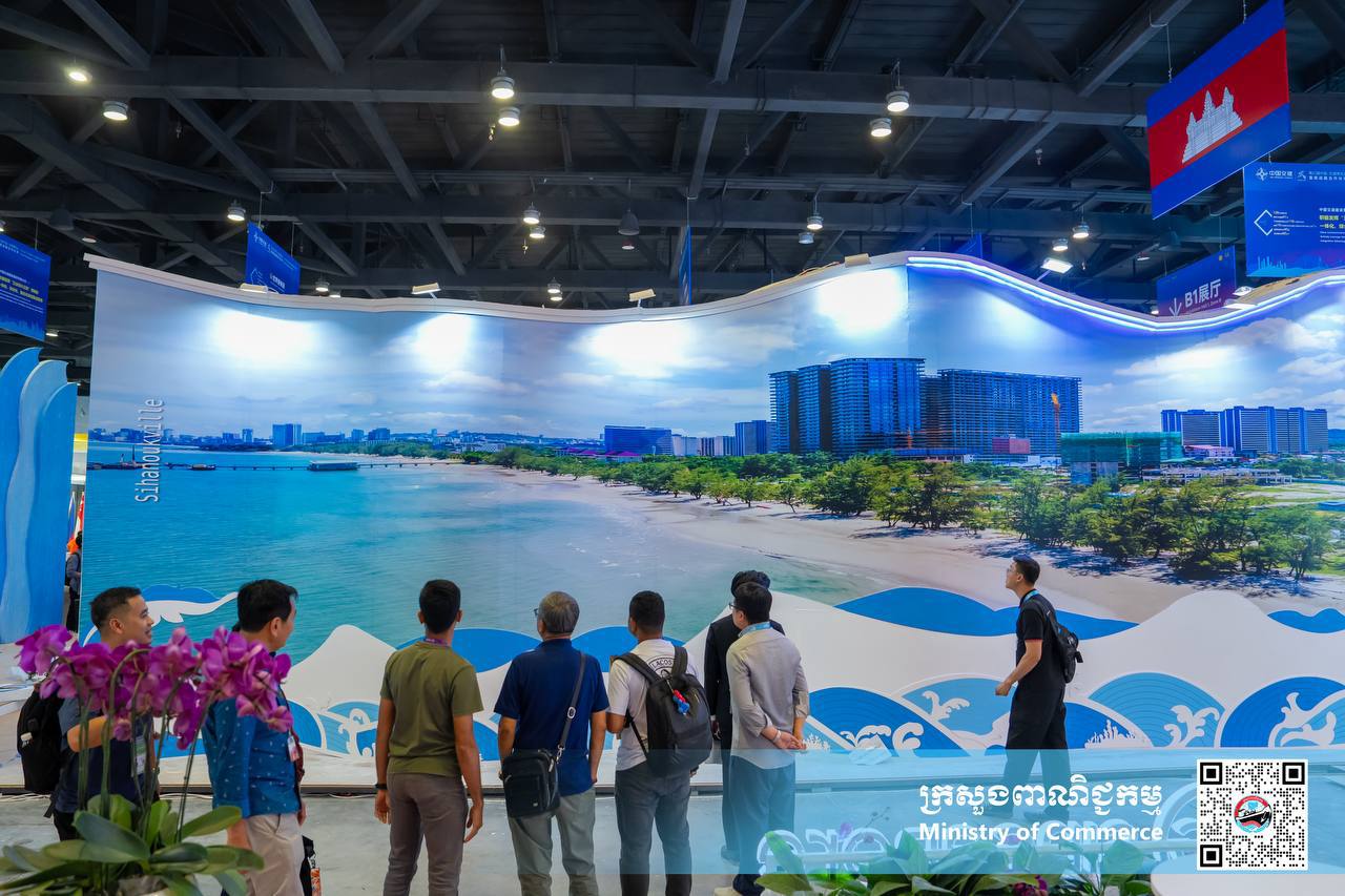 ឯកឧត្តម សំហេង បូរ៉ា រដ្ឋលេខាធិការក្រសួងពាណិជ្ជកម្ម និងជាអនុប្រធានគណៈកម្មការរៀបចំ និងចូលរួមពិព័រណ៍ពិភពលោក និងពិព័រណ៍ពាណិជ្ជកម្មអន្តរជាតិ បានដឹកនាំក្រុមការងារបច្ចេកទេសចុះពិនិត្យមើលវឌ្ឍនភាពការងារនៃការរៀបចំ និងចូលរួមពិព័រណ៍ចិន-អាស៊ានលើកទី២២ នៅមជ្ឈមណ្ឌលតាំងពិព័រណ៍ និងសន្និសីទក្រុងណាននីង តំបន់ស្វយ័តក្វាងស៊ី សាធារណរដ្ឋប្រជាមានិតចិន