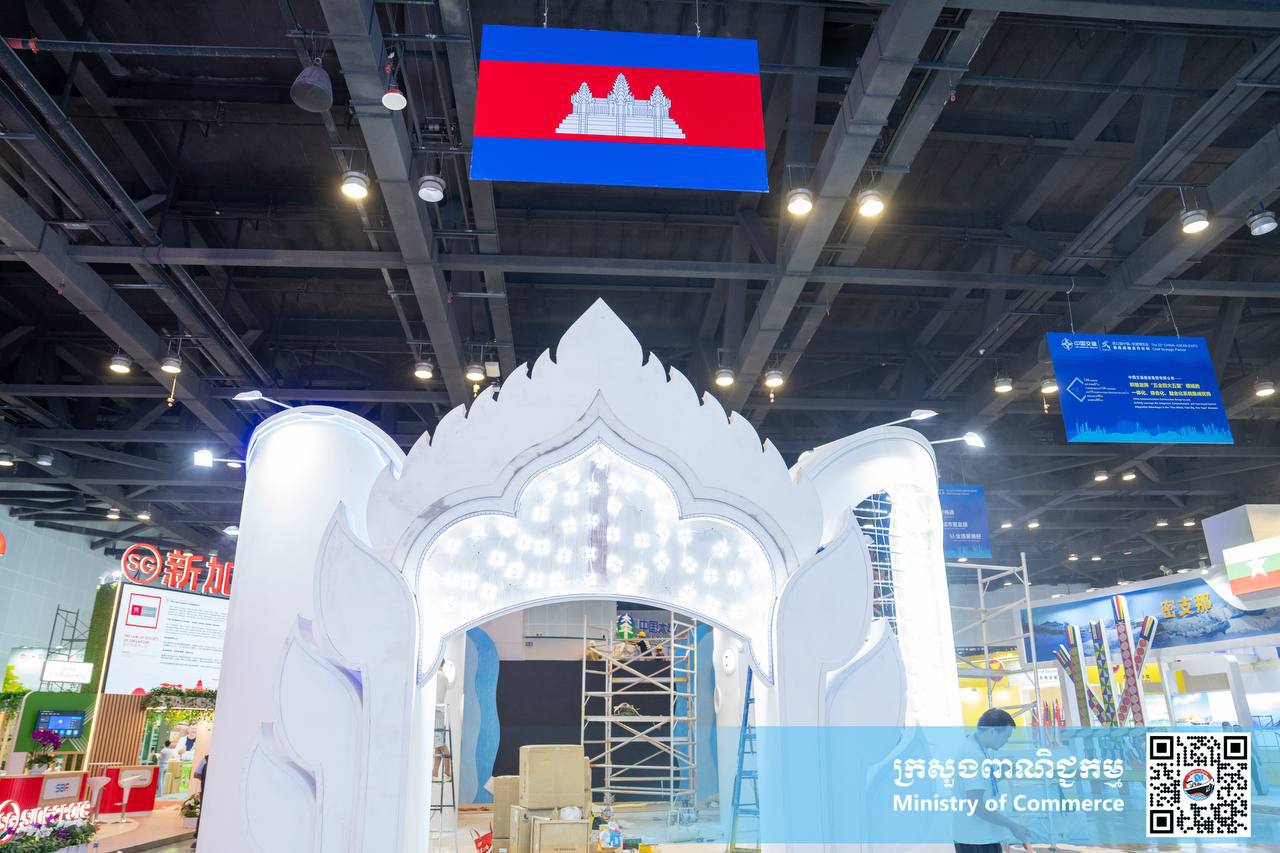 ឯកឧត្តម សំហេង បូរ៉ា រដ្ឋលេខាធិការក្រសួងពាណិជ្ជកម្ម និងជាអនុប្រធានគណៈកម្មការរៀបចំ និងចូលរួមពិព័រណ៍ពិភពលោក និងពិព័រណ៍ពាណិជ្ជកម្មអន្តរជាតិ បានដឹកនាំក្រុមការងារបច្ចេកទេសចុះពិនិត្យមើលវឌ្ឍនភាពការងារនៃការរៀបចំ និងចូលរួមពិព័រណ៍ចិន-អាស៊ានលើកទី២២ នៅមជ្ឈមណ្ឌលតាំងពិព័រណ៍ និងសន្និសីទក្រុងណាននីង តំបន់ស្វយ័តក្វាងស៊ី សាធារណរដ្ឋប្រជាមានិតចិន